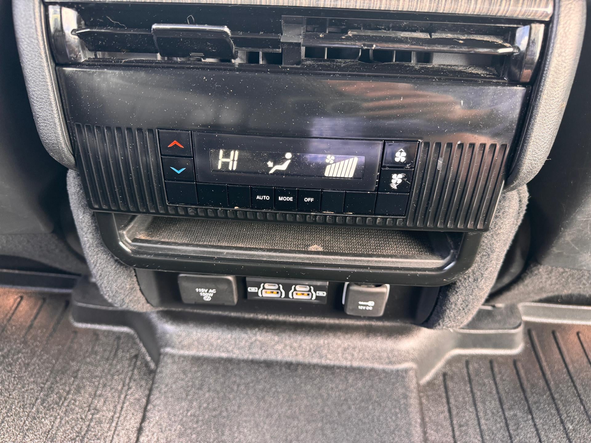 2022 Jeep Wagoneer SERIES II / 4X4 / 5.7 LITER V8 / 8 PASSENGER / 1 OWNER / 52K MILES
