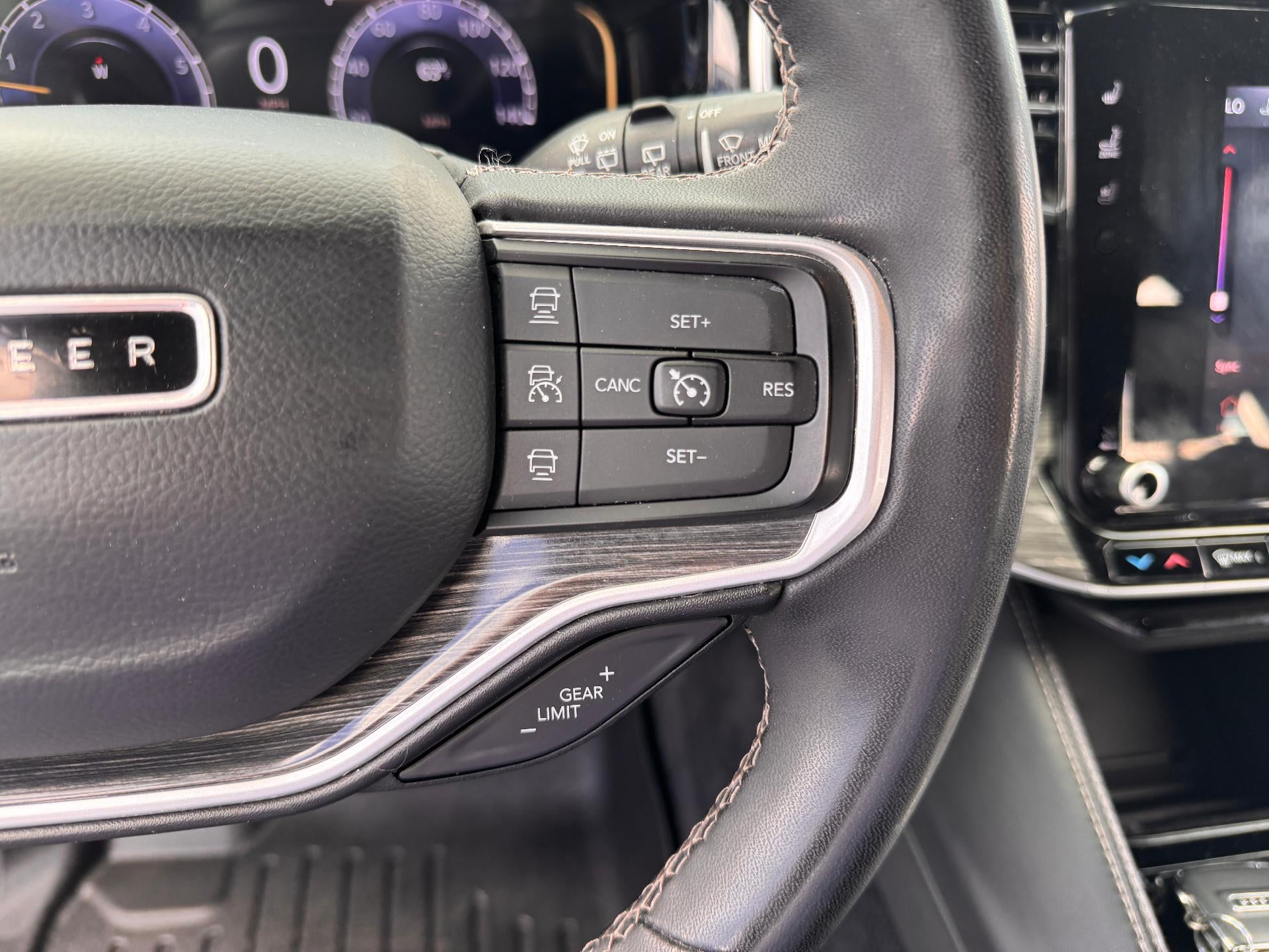 2022 Jeep Wagoneer SERIES II / 4X4 / 5.7 LITER V8 / 8 PASSENGER / 1 OWNER / 52K MILES