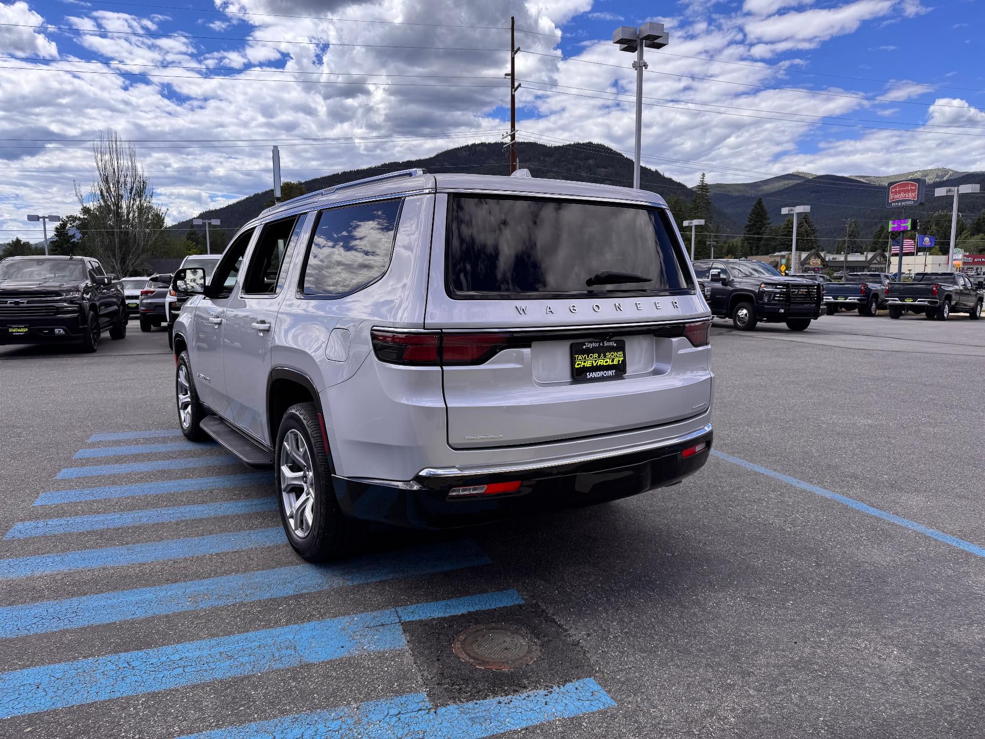 2022 Jeep Wagoneer SERIES II / 4X4 / 5.7 LITER V8 / 8 PASSENGER / 1 OWNER / 52K MILES