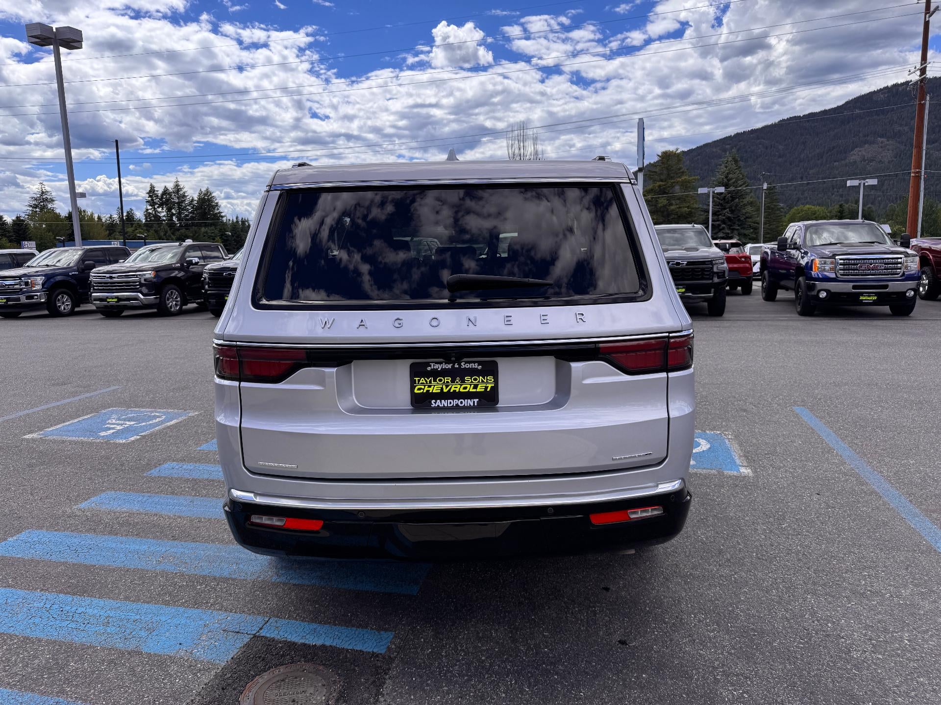 2022 Jeep Wagoneer SERIES II / 4X4 / 5.7 LITER V8 / 8 PASSENGER / 1 OWNER / 52K MILES