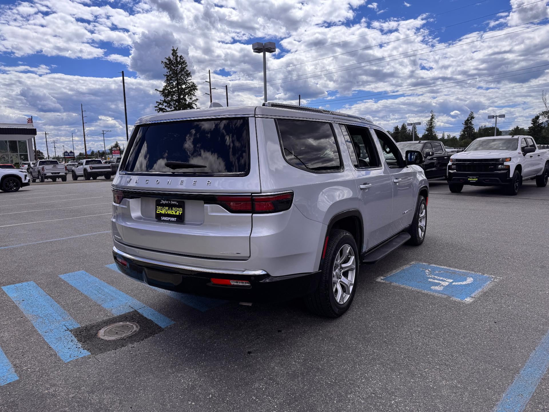 2022 Jeep Wagoneer SERIES II / 4X4 / 5.7 LITER V8 / 8 PASSENGER / 1 OWNER / 52K MILES