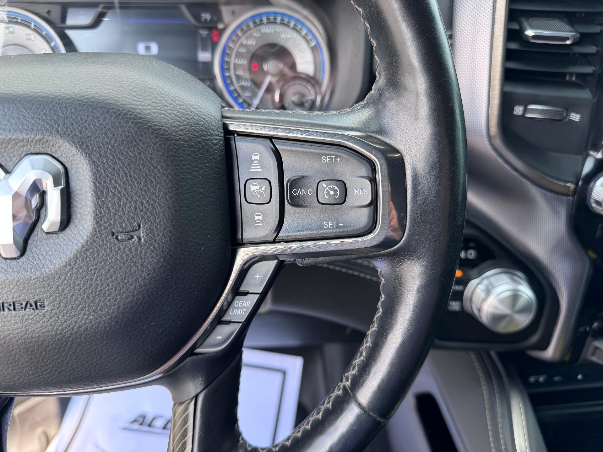 2019 RAM 1500 LIMITED / CREW / 5.7 LITER HEMI / SUNROOF / SHORT BOX / LOCAL TRADE