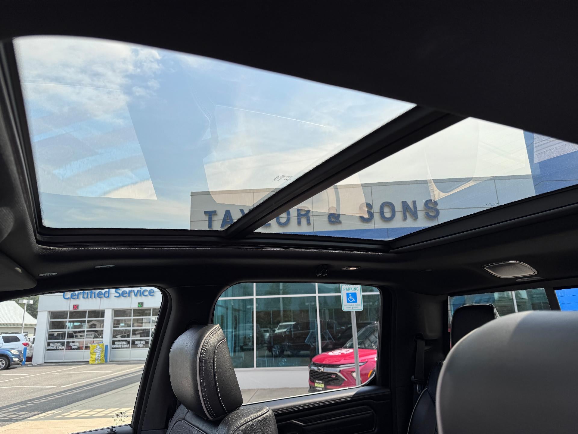 2019 RAM 1500 LIMITED / CREW / 5.7 LITER HEMI / SUNROOF / SHORT BOX / LOCAL TRADE