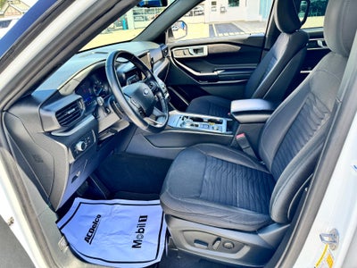 2020 Ford Explorer XLT / ALL WHEEL DRIVE / 3RD ROW SEAT / LOCAL TRADE