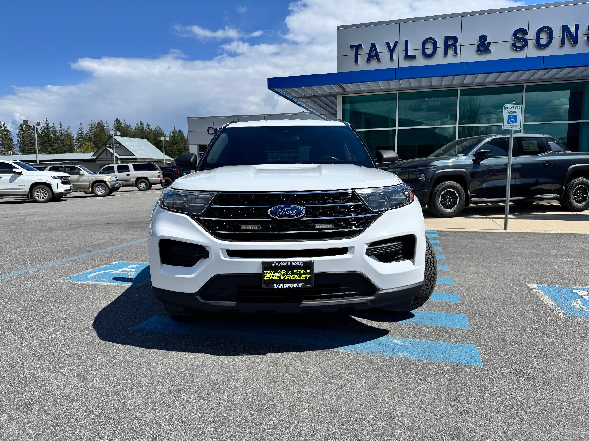 2020 Ford Explorer XLT / ALL WHEEL DRIVE / 3RD ROW SEAT / LOCAL TRADE