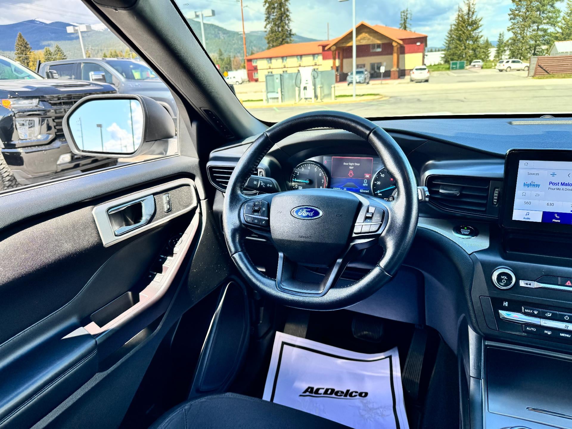 2020 Ford Explorer XLT / ALL WHEEL DRIVE / 3RD ROW SEAT / LOCAL TRADE