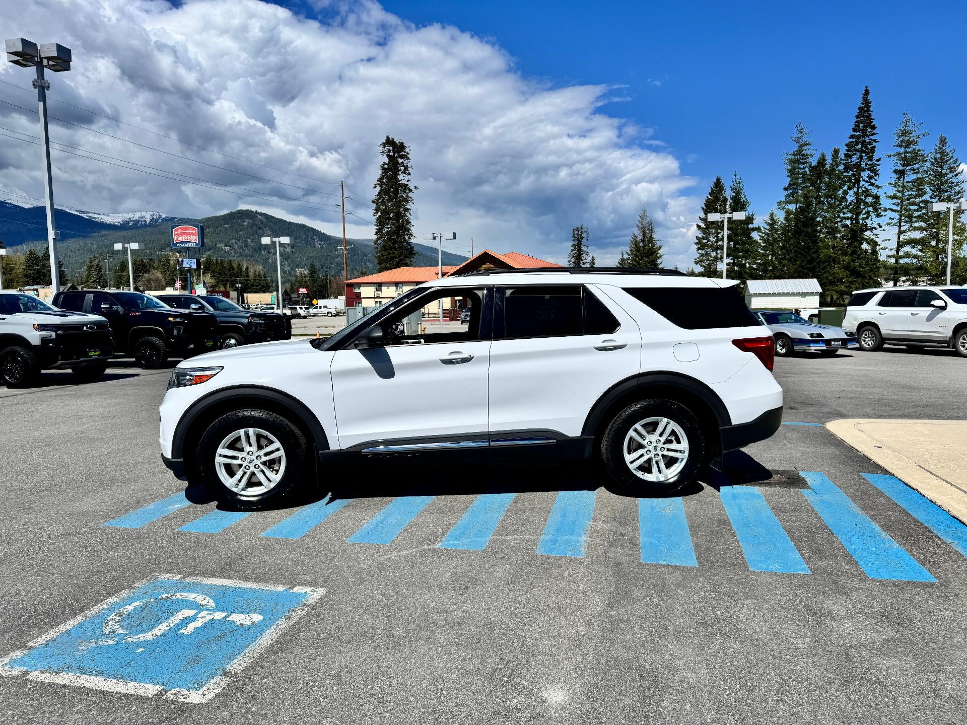 2020 Ford Explorer XLT / ALL WHEEL DRIVE / 3RD ROW SEAT / LOCAL TRADE