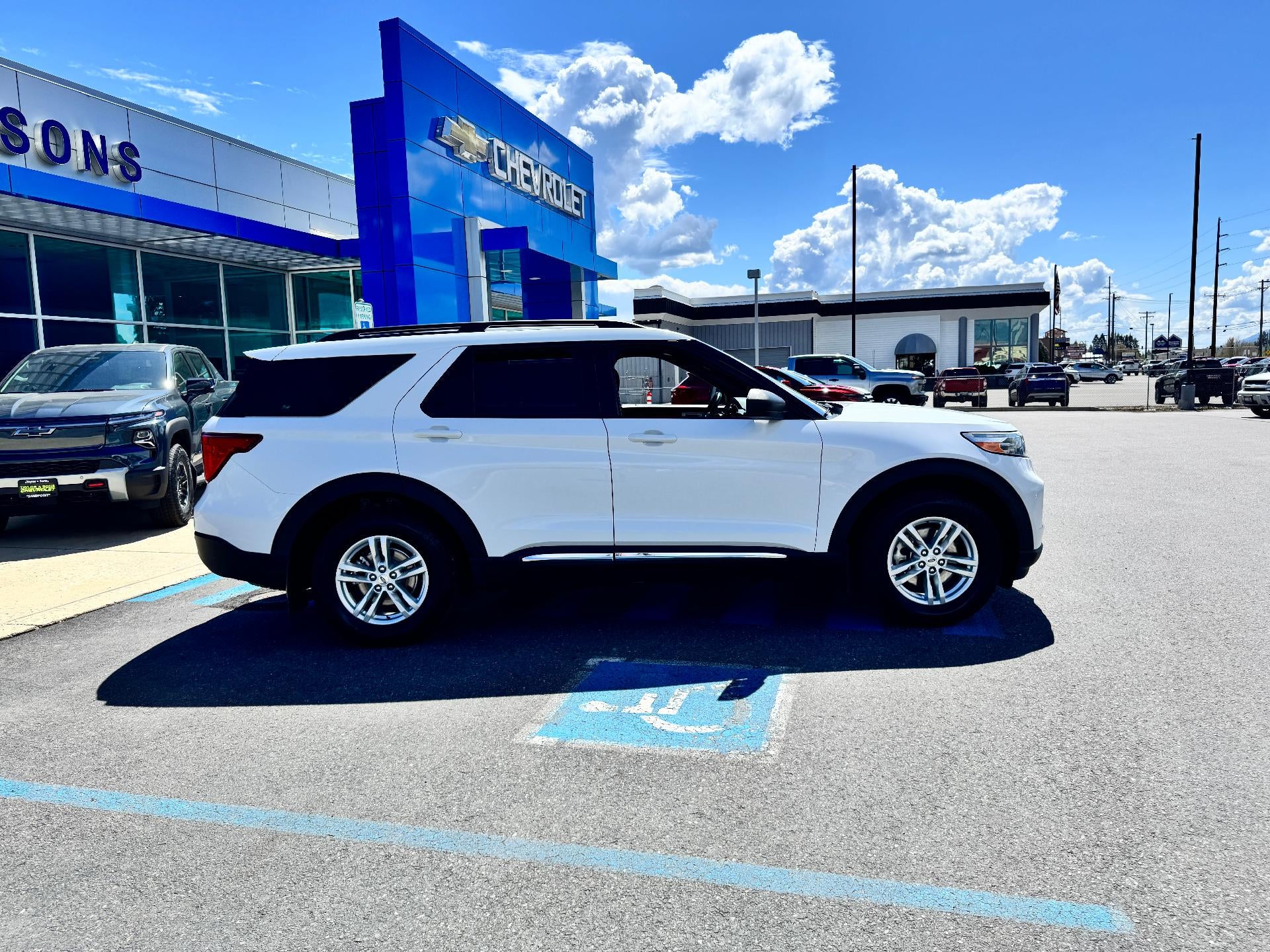 2020 Ford Explorer XLT / ALL WHEEL DRIVE / 3RD ROW SEAT / LOCAL TRADE