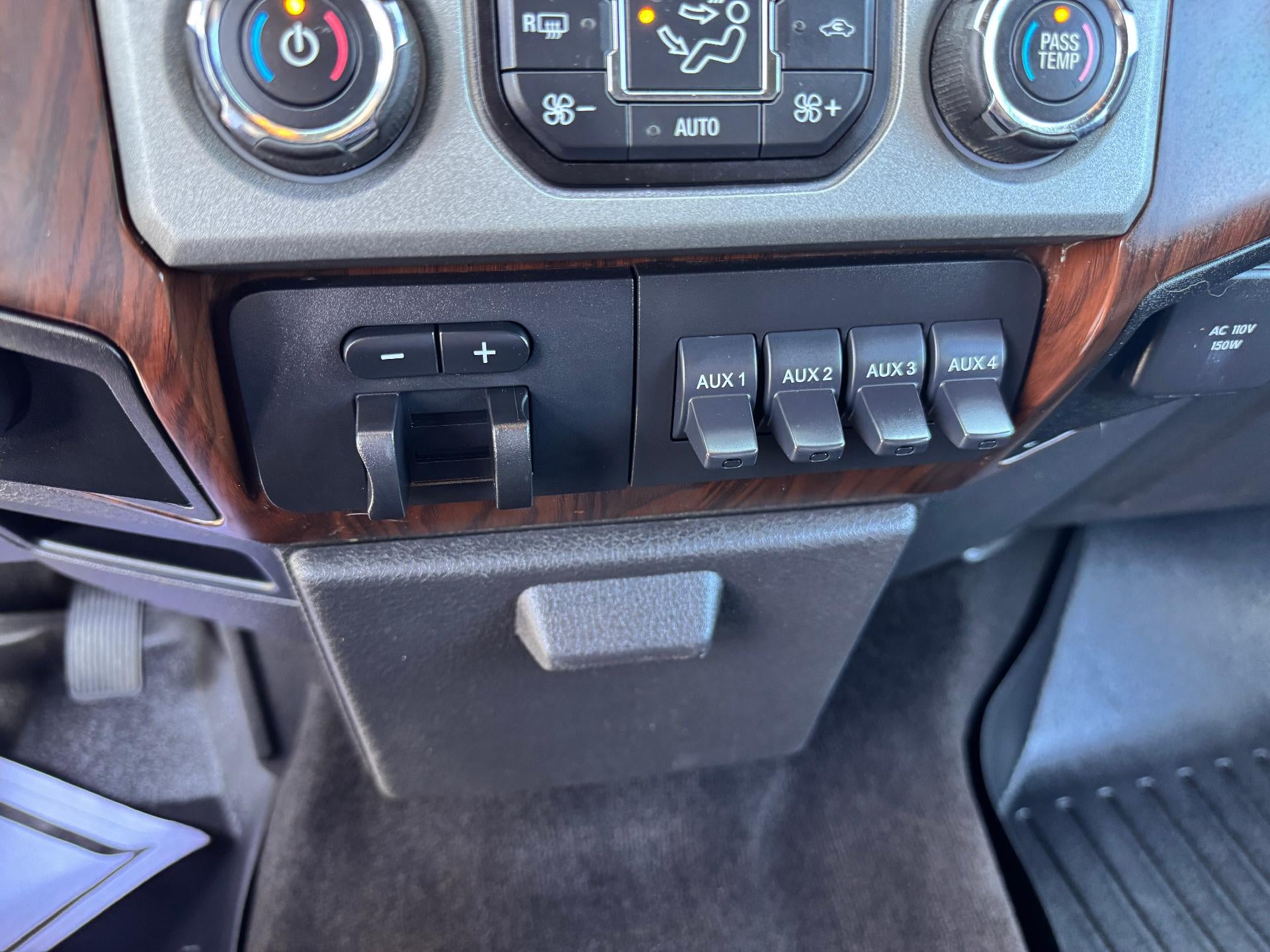 2013 Ford Super Duty F-350 SRW LARIAT / CREW / 6.7 POWERSTROKE / 8' FLAT BED / LOCAL TRADE