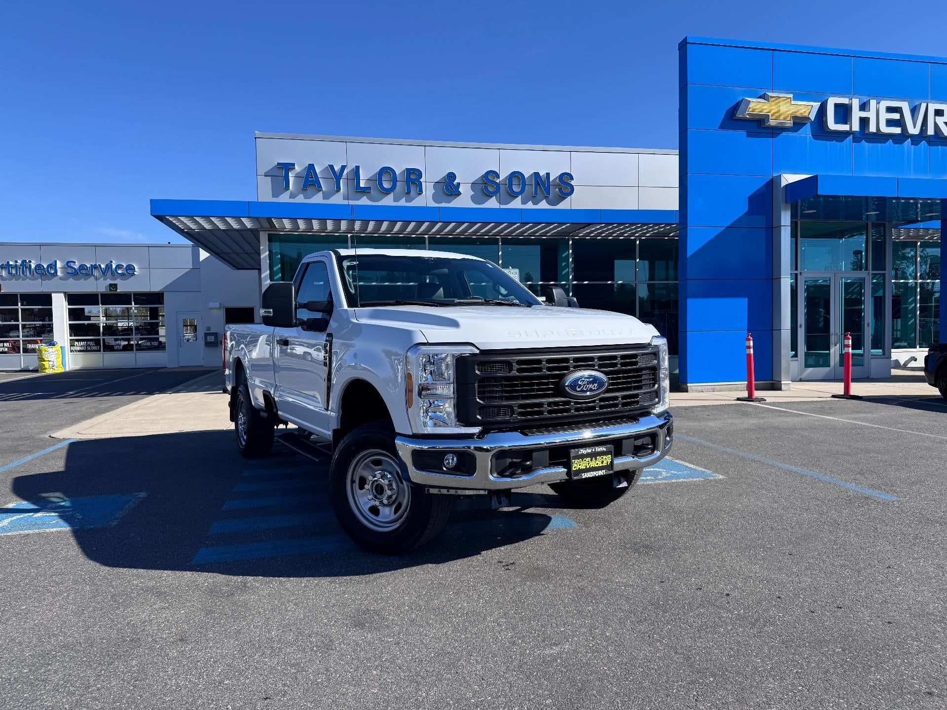 2024 Ford Super Duty F-350 SRW XL / REGULAR CAB / 6.8 LITER GAS V8 / LONG BOX / 1 OWNER / 26K MILES