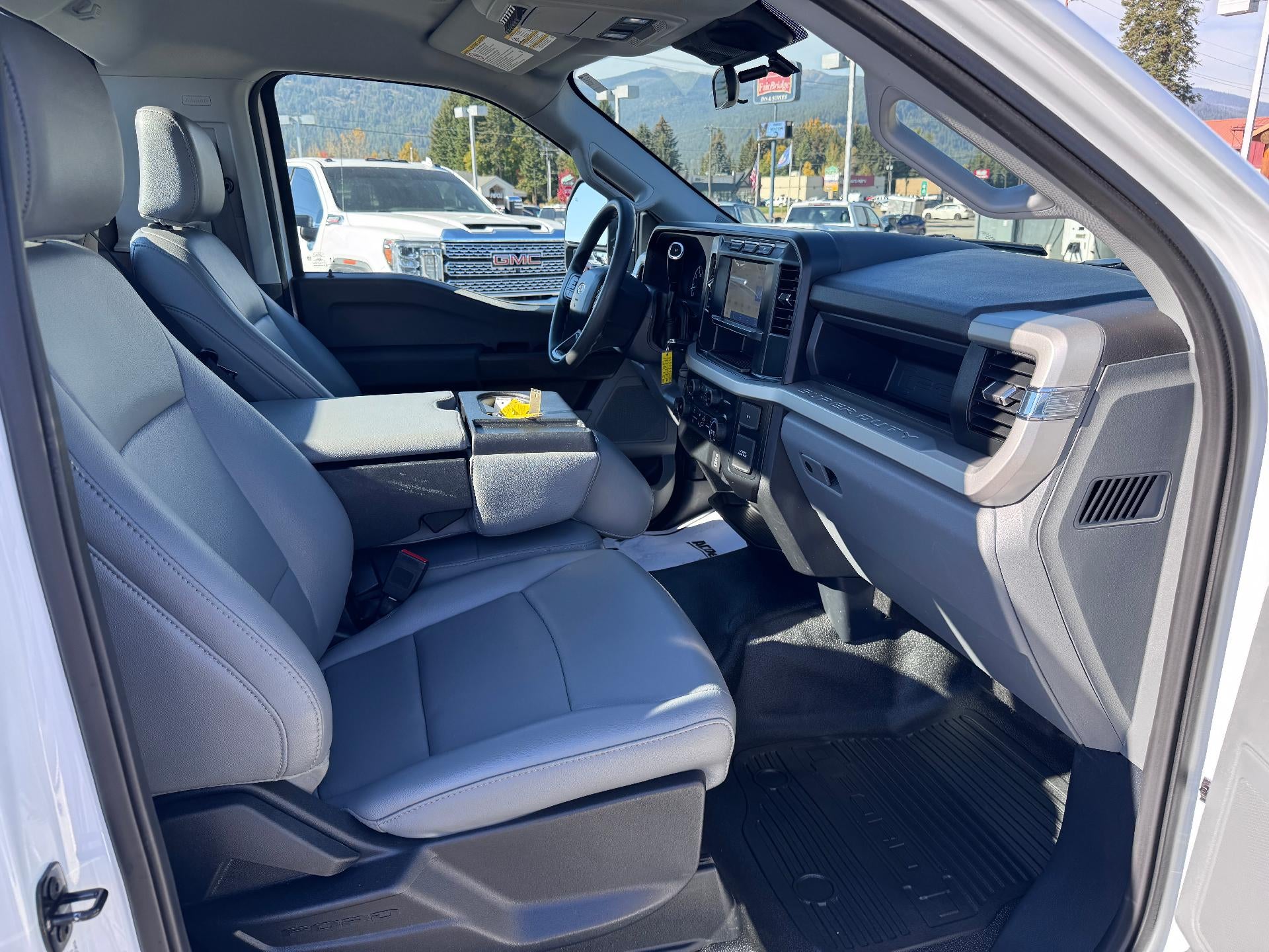 2024 Ford Super Duty F-350 SRW XL / REGULAR CAB / 6.8 LITER GAS V8 / LONG BOX / 1 OWNER / 26K MILES