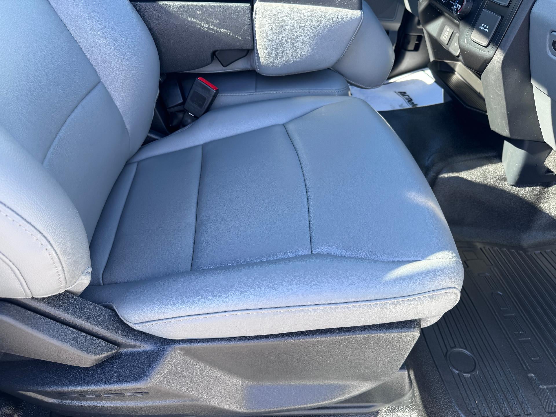 2024 Ford Super Duty F-350 SRW XL / REGULAR CAB / 6.8 LITER GAS V8 / LONG BOX / 1 OWNER / 26K MILES