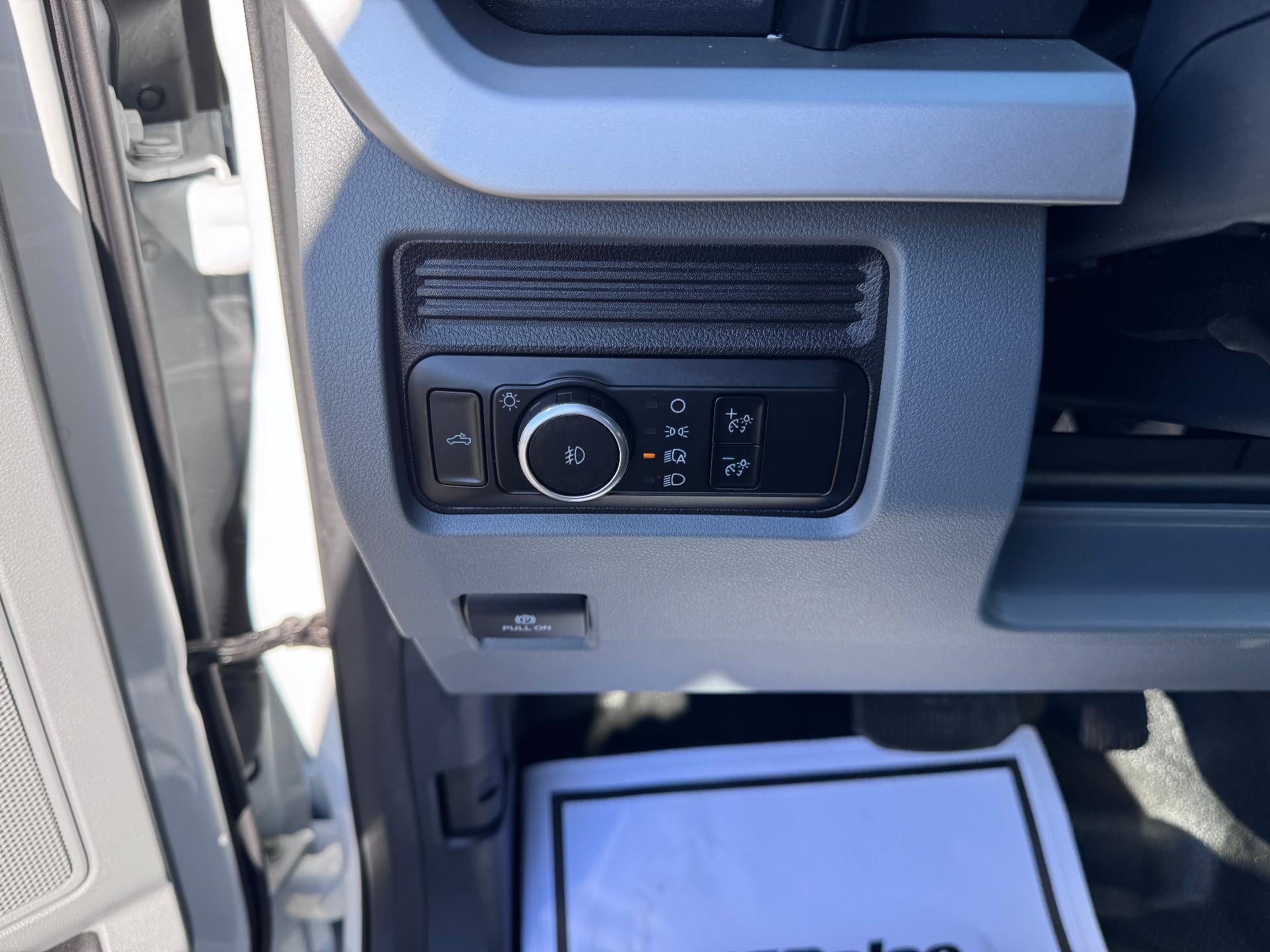 2024 Ford Super Duty F-350 SRW XL / REGULAR CAB / 6.8 LITER GAS V8 / LONG BOX / 1 OWNER / 26K MILES