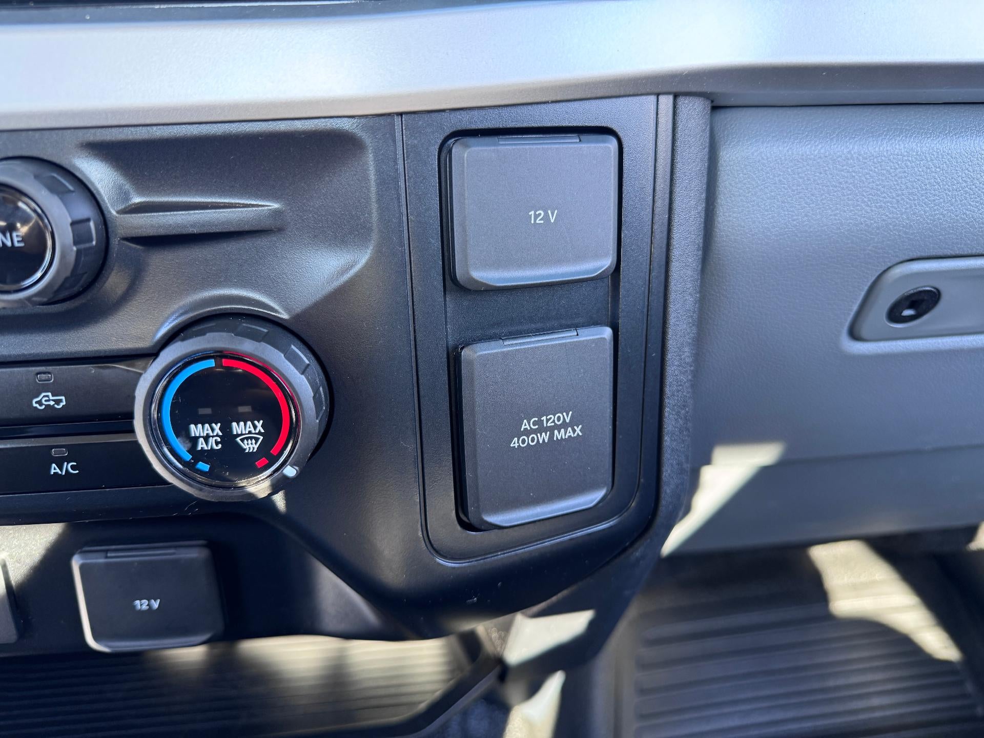 2024 Ford Super Duty F-350 SRW XL / REGULAR CAB / 6.8 LITER GAS V8 / LONG BOX / 1 OWNER / 26K MILES