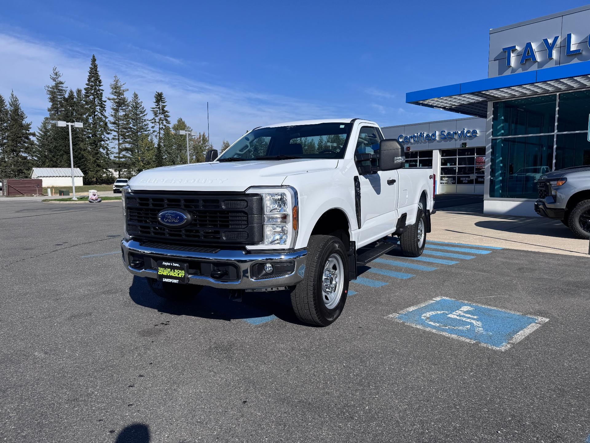 2024 Ford Super Duty F-350 SRW XL / REGULAR CAB / 6.8 LITER GAS V8 / LONG BOX / 1 OWNER / 26K MILES