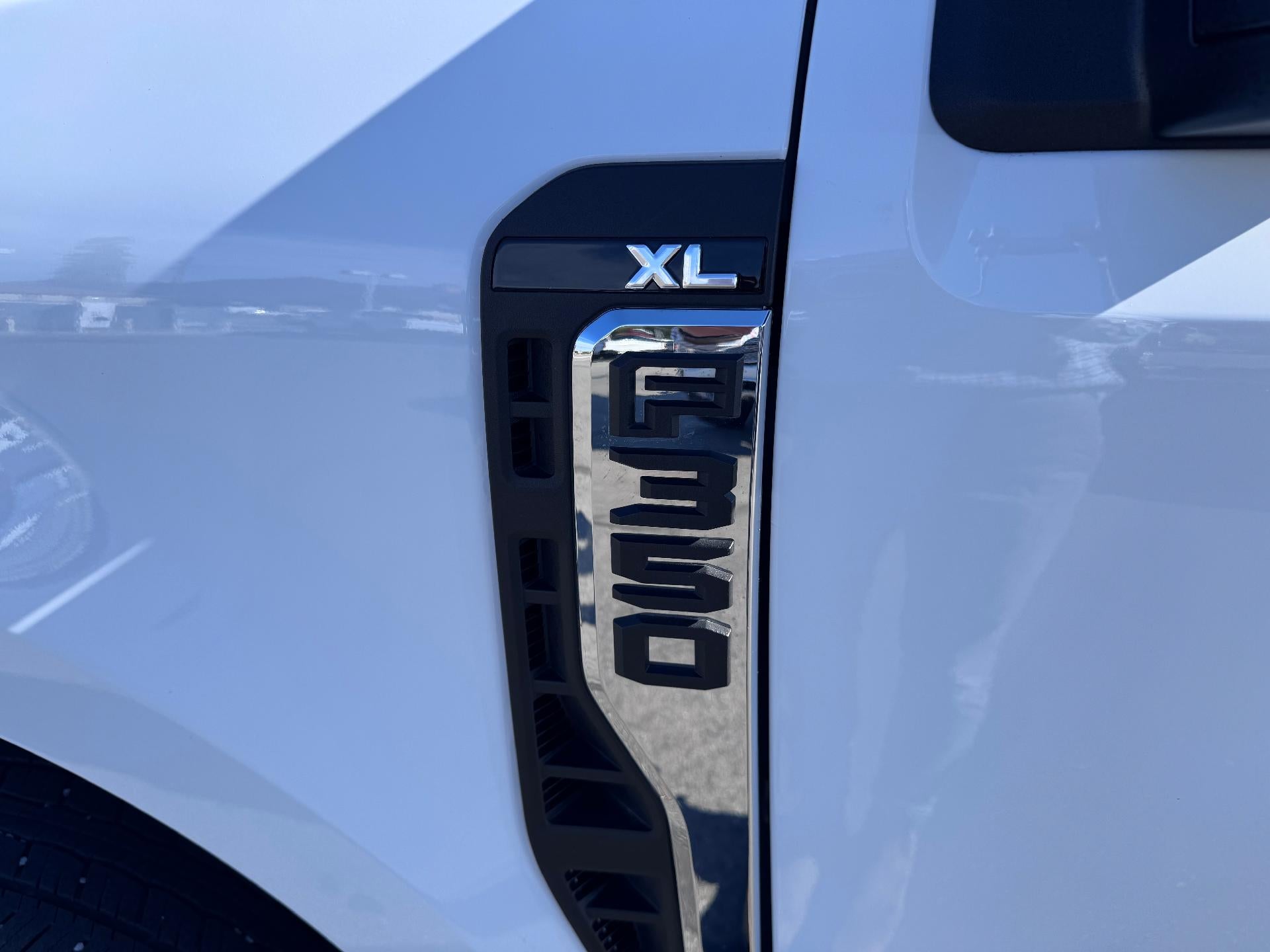 2024 Ford Super Duty F-350 SRW XL / REGULAR CAB / 6.8 LITER GAS V8 / LONG BOX / 1 OWNER / 26K MILES
