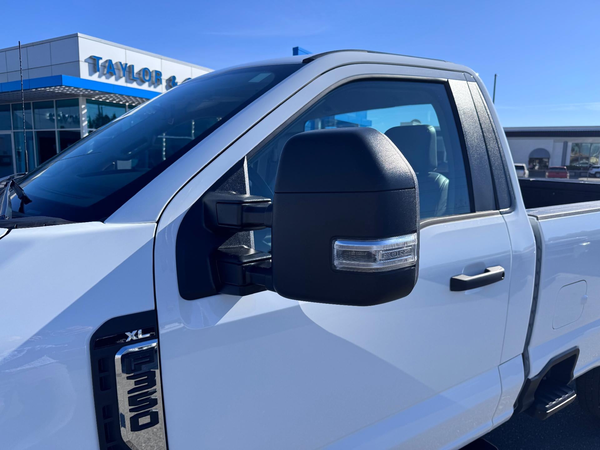 2024 Ford Super Duty F-350 SRW XL / REGULAR CAB / 6.8 LITER GAS V8 / LONG BOX / 1 OWNER / 26K MILES