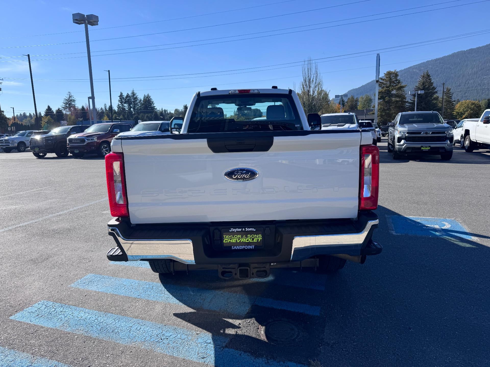 2024 Ford Super Duty F-350 SRW XL / REGULAR CAB / 6.8 LITER GAS V8 / LONG BOX / 1 OWNER / 26K MILES
