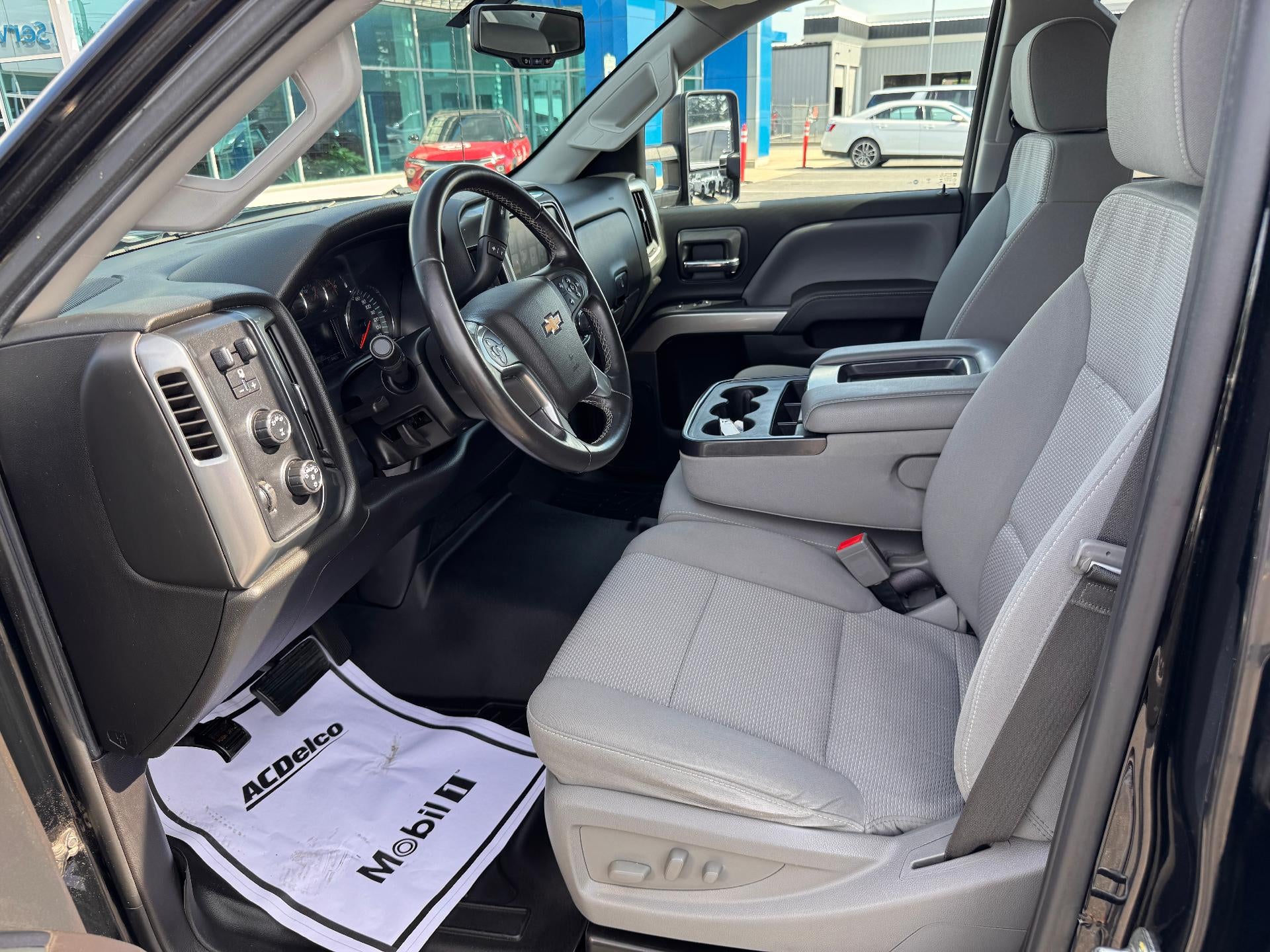2017 Chevrolet Silverado 2500 HD LT / CREW / 6.0 LITER GAS V8 / STANDARD BOX / 1 OWNER / 80K MILES