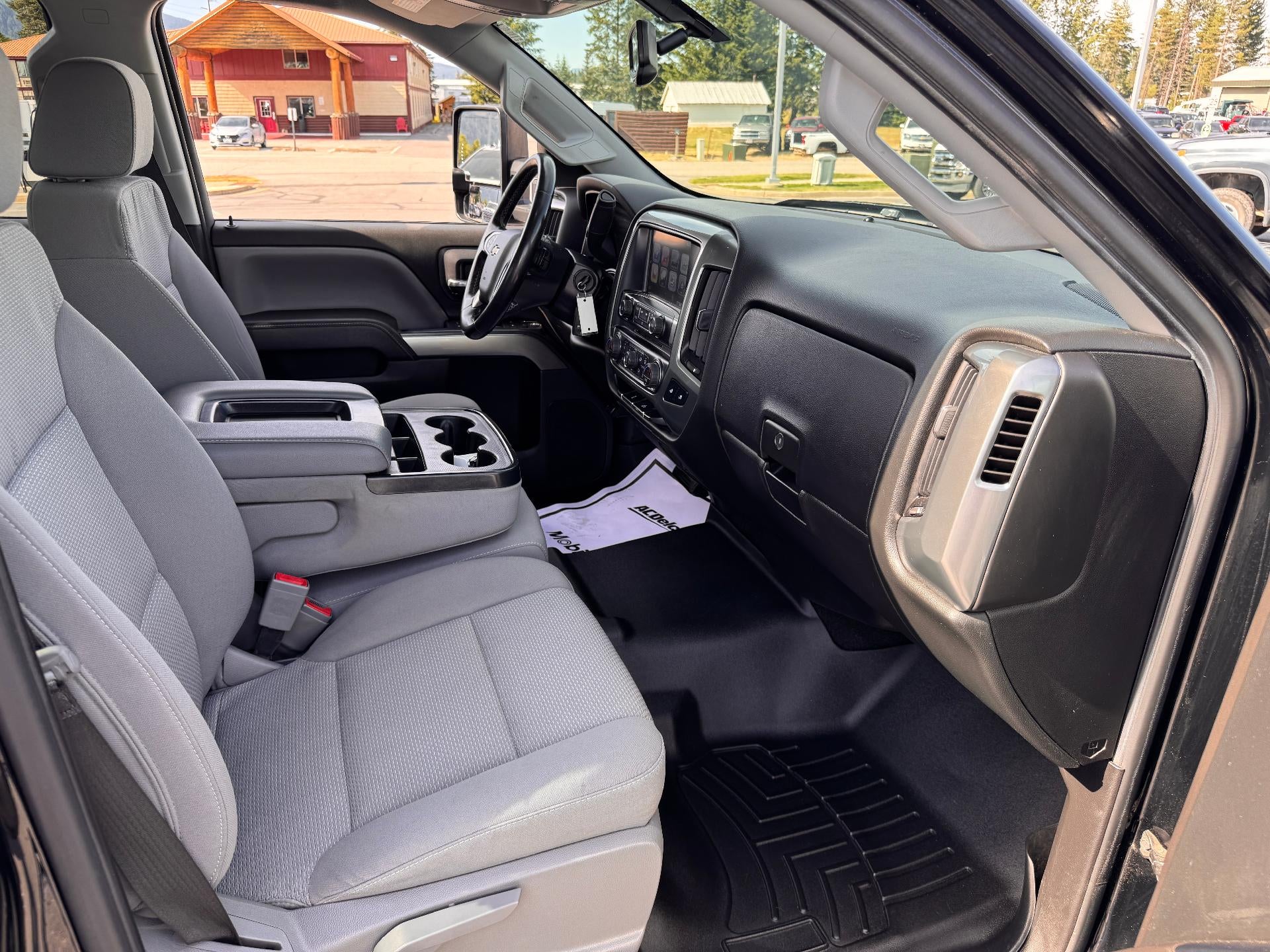 2017 Chevrolet Silverado 2500 HD LT / CREW / 6.0 LITER GAS V8 / STANDARD BOX / 1 OWNER / 80K MILES