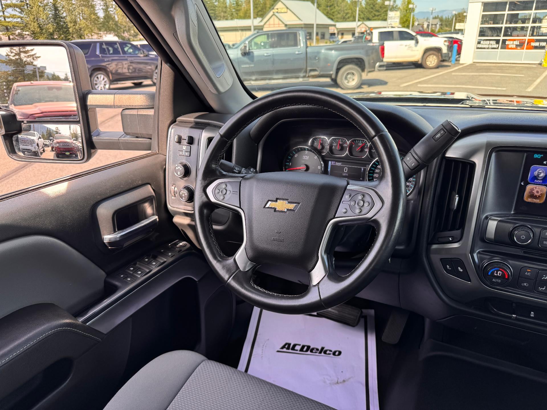 2017 Chevrolet Silverado 2500 HD LT / CREW / 6.0 LITER GAS V8 / STANDARD BOX / 1 OWNER / 80K MILES