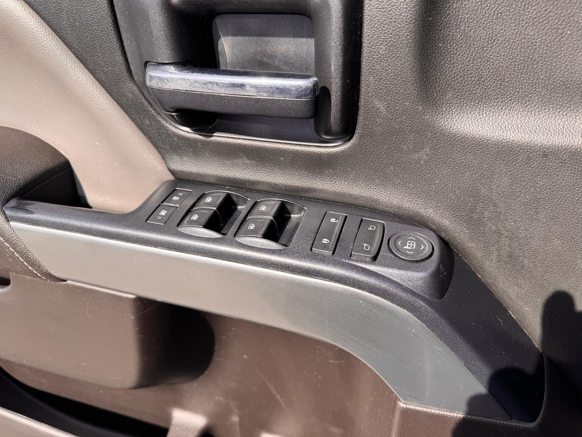 2017 Chevrolet Silverado 2500 HD LT / CREW / 6.0 LITER GAS V8 / STANDARD BOX / 1 OWNER / 80K MILES