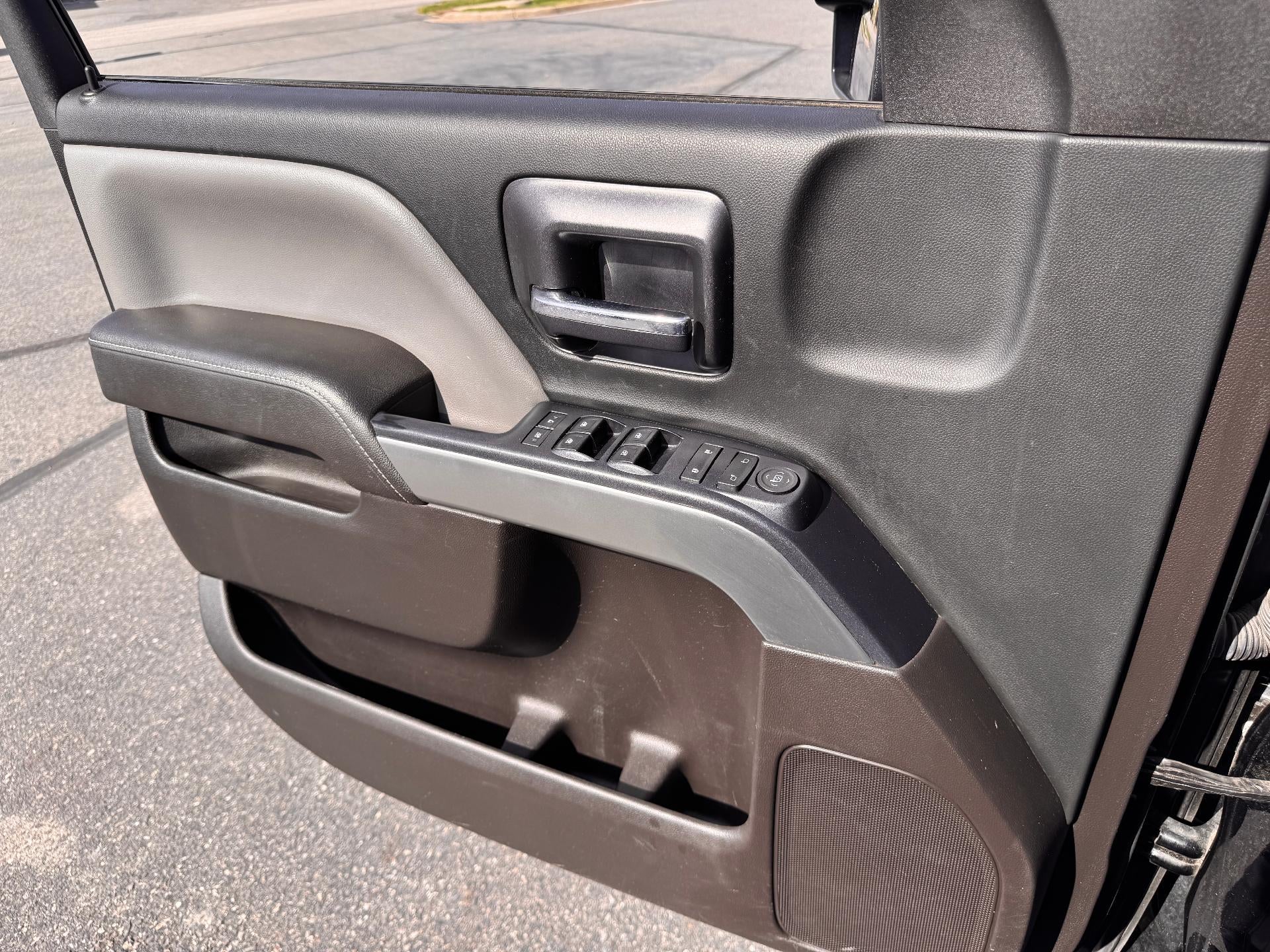 2017 Chevrolet Silverado 2500 HD LT / CREW / 6.0 LITER GAS V8 / STANDARD BOX / 1 OWNER / 80K MILES