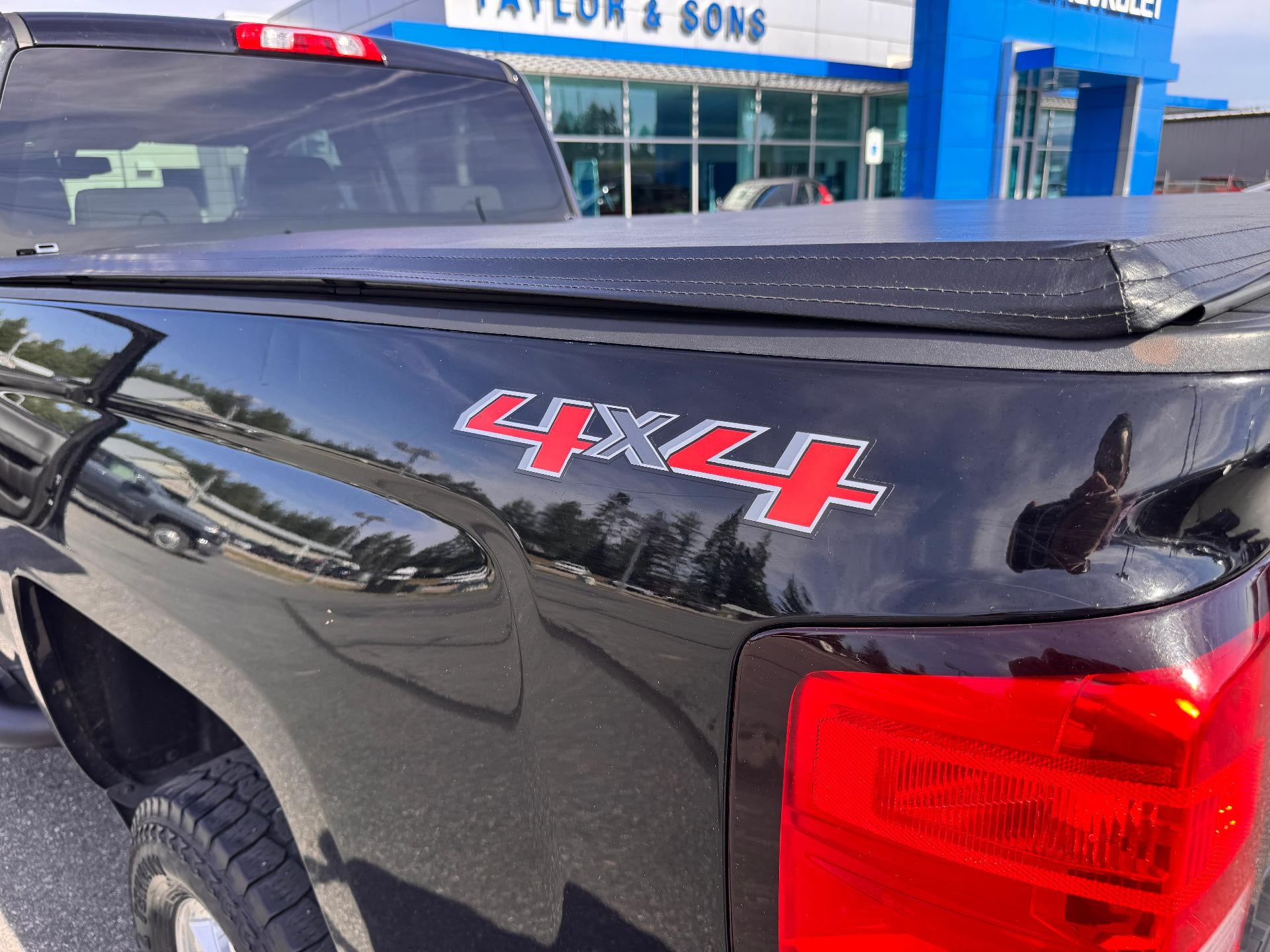 2017 Chevrolet Silverado 2500 HD LT / CREW / 6.0 LITER GAS V8 / STANDARD BOX / 1 OWNER / 80K MILES