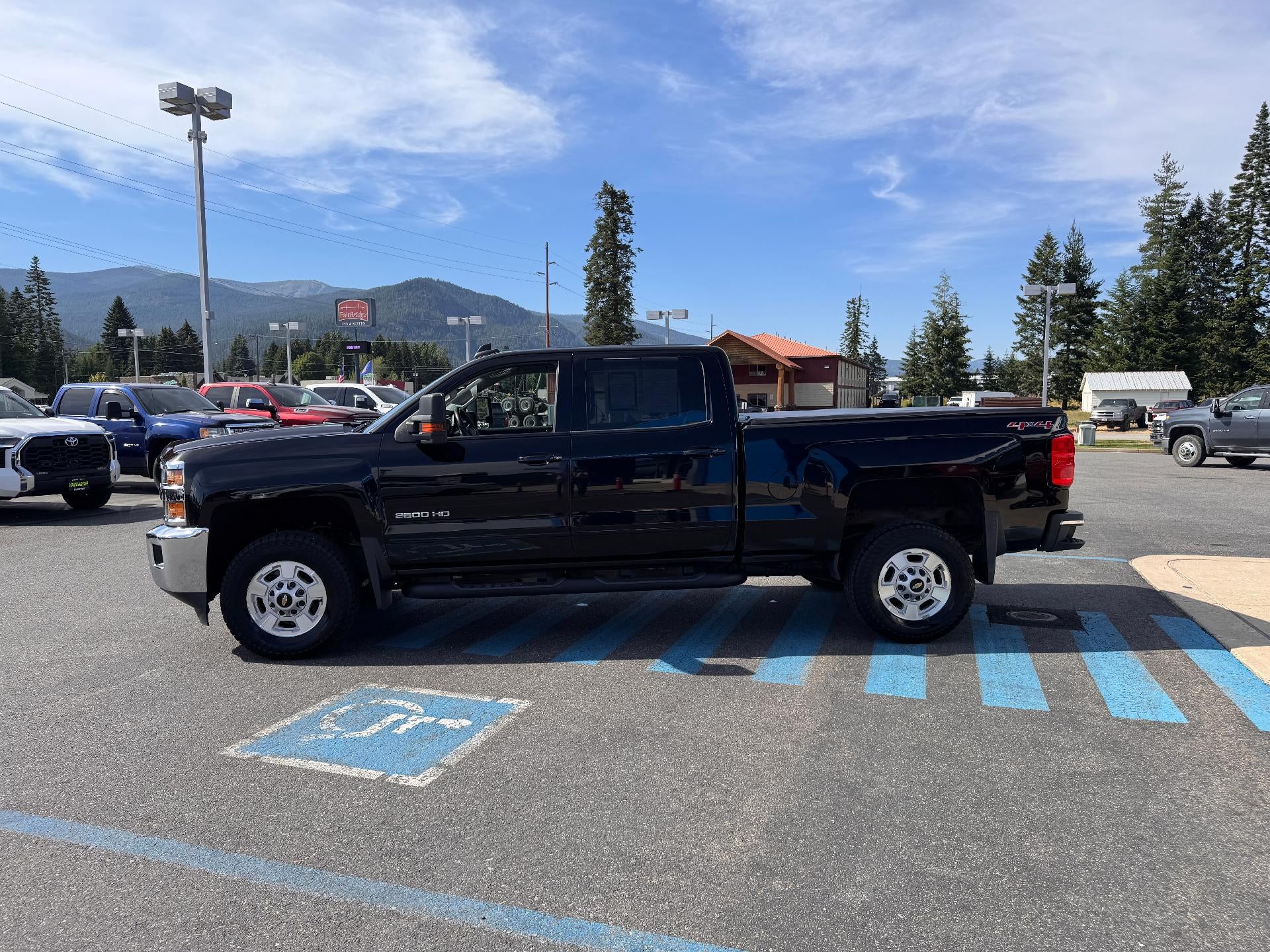 2017 Chevrolet Silverado 2500 HD LT / CREW / 6.0 LITER GAS V8 / STANDARD BOX / 1 OWNER / 80K MILES