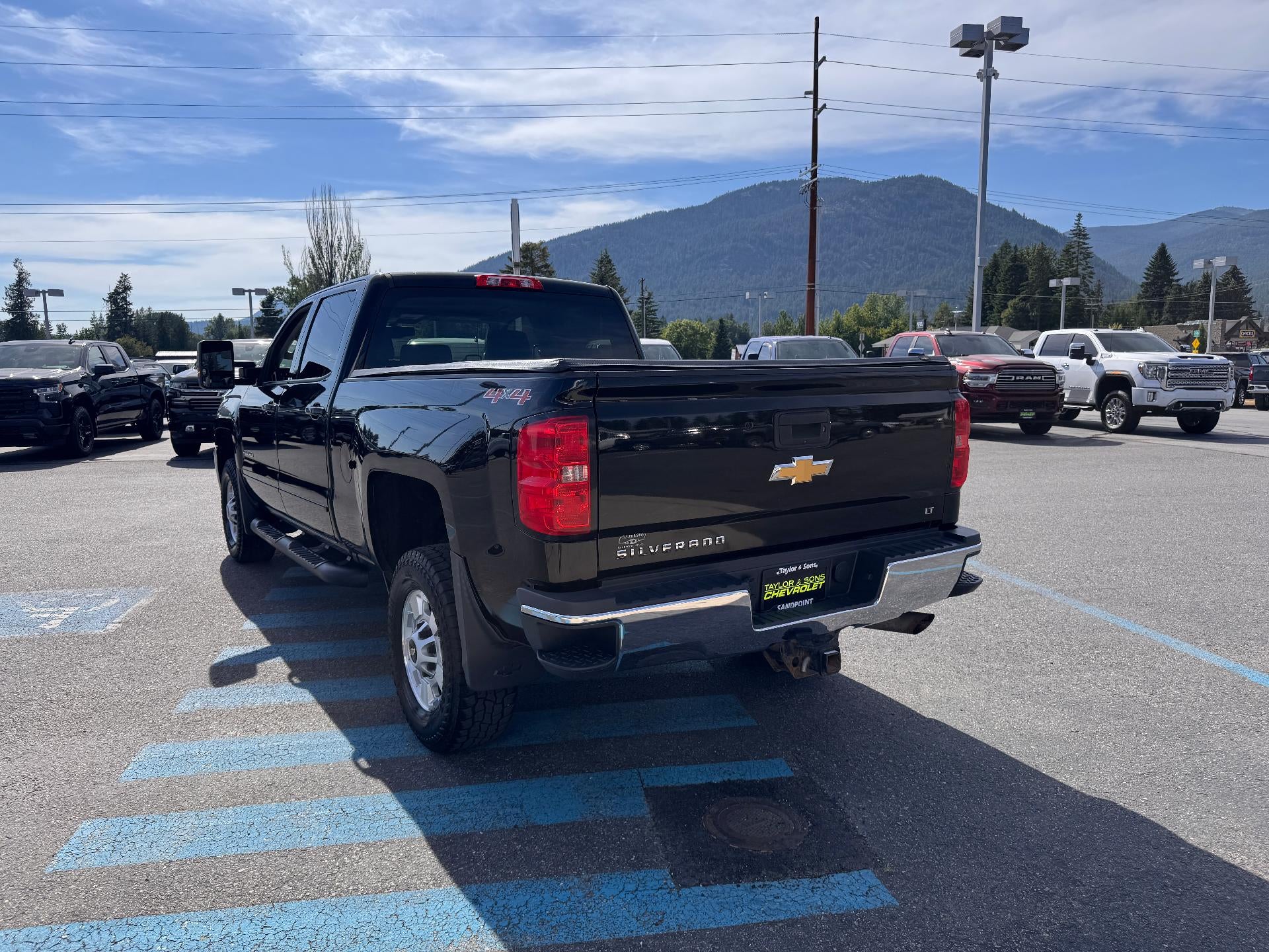 2017 Chevrolet Silverado 2500 HD LT / CREW / 6.0 LITER GAS V8 / STANDARD BOX / 1 OWNER / 80K MILES