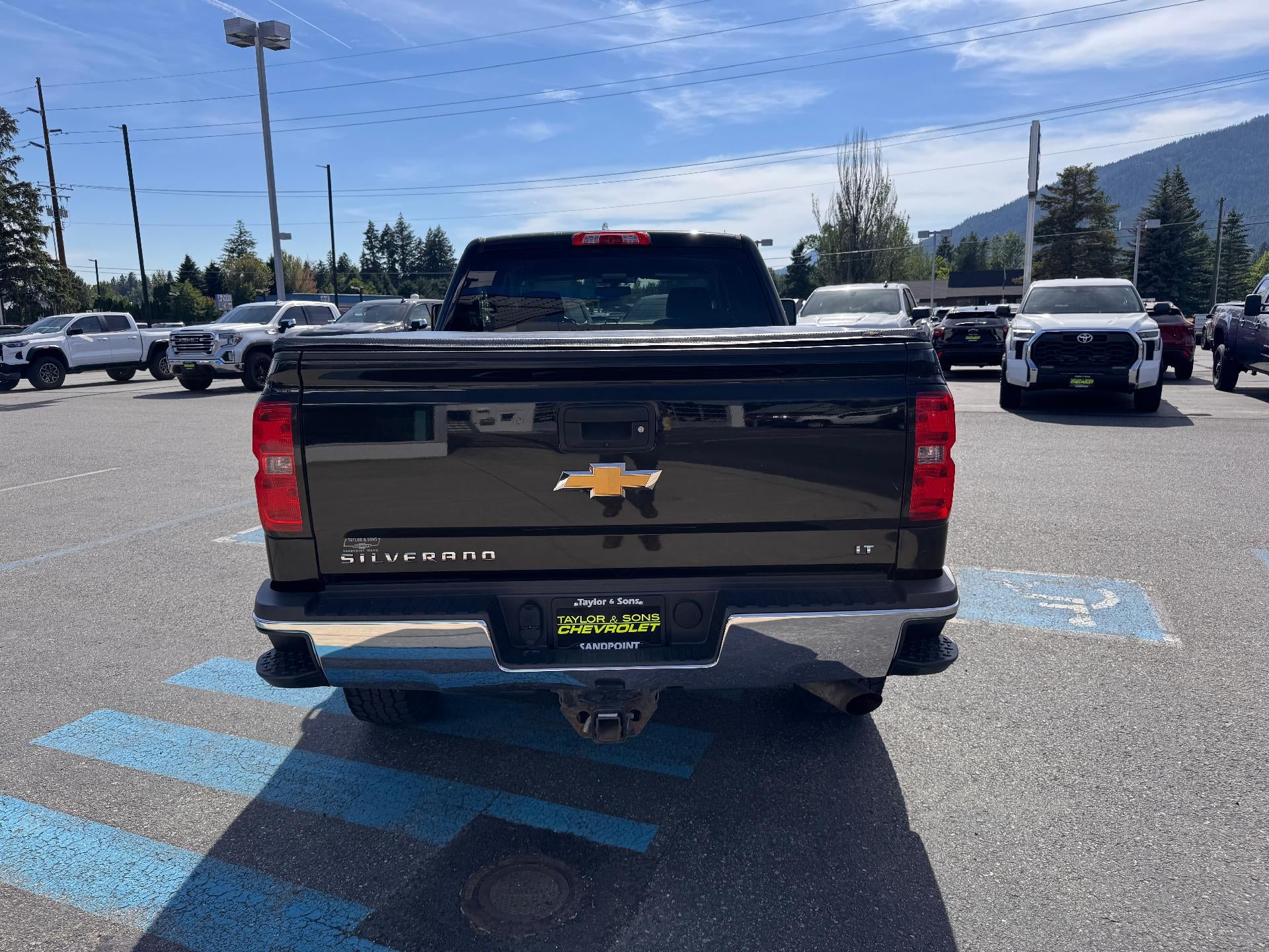 2017 Chevrolet Silverado 2500 HD LT / CREW / 6.0 LITER GAS V8 / STANDARD BOX / 1 OWNER / 80K MILES