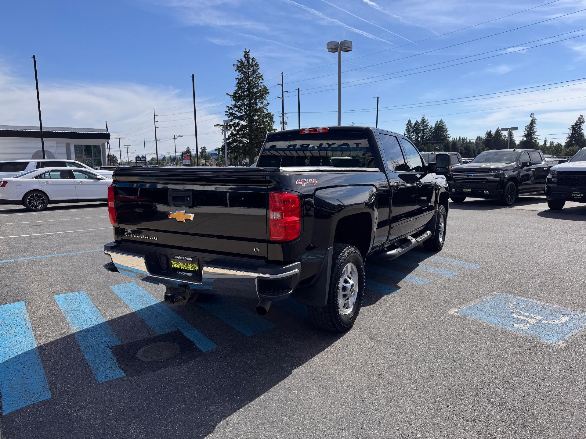 2017 Chevrolet Silverado 2500 HD LT / CREW / 6.0 LITER GAS V8 / STANDARD BOX / 1 OWNER / 80K MILES