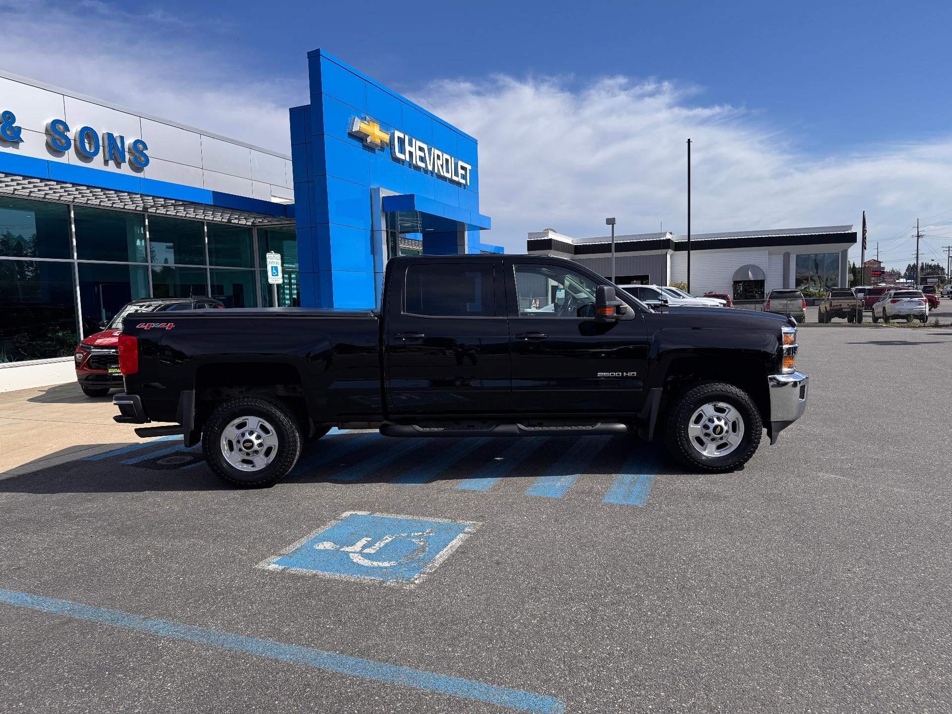 2017 Chevrolet Silverado 2500 HD LT / CREW / 6.0 LITER GAS V8 / STANDARD BOX / 1 OWNER / 80K MILES