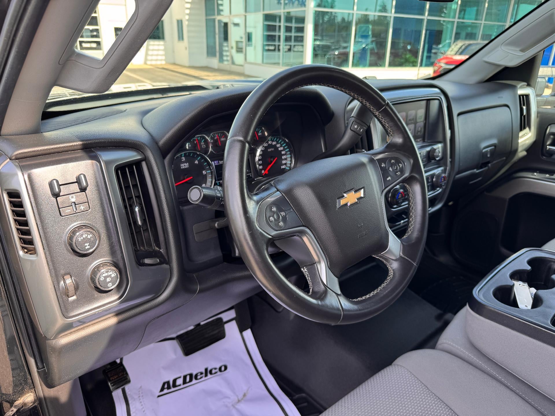 2017 Chevrolet Silverado 2500 HD LT / CREW / 6.0 LITER GAS V8 / STANDARD BOX / 1 OWNER / 80K MILES
