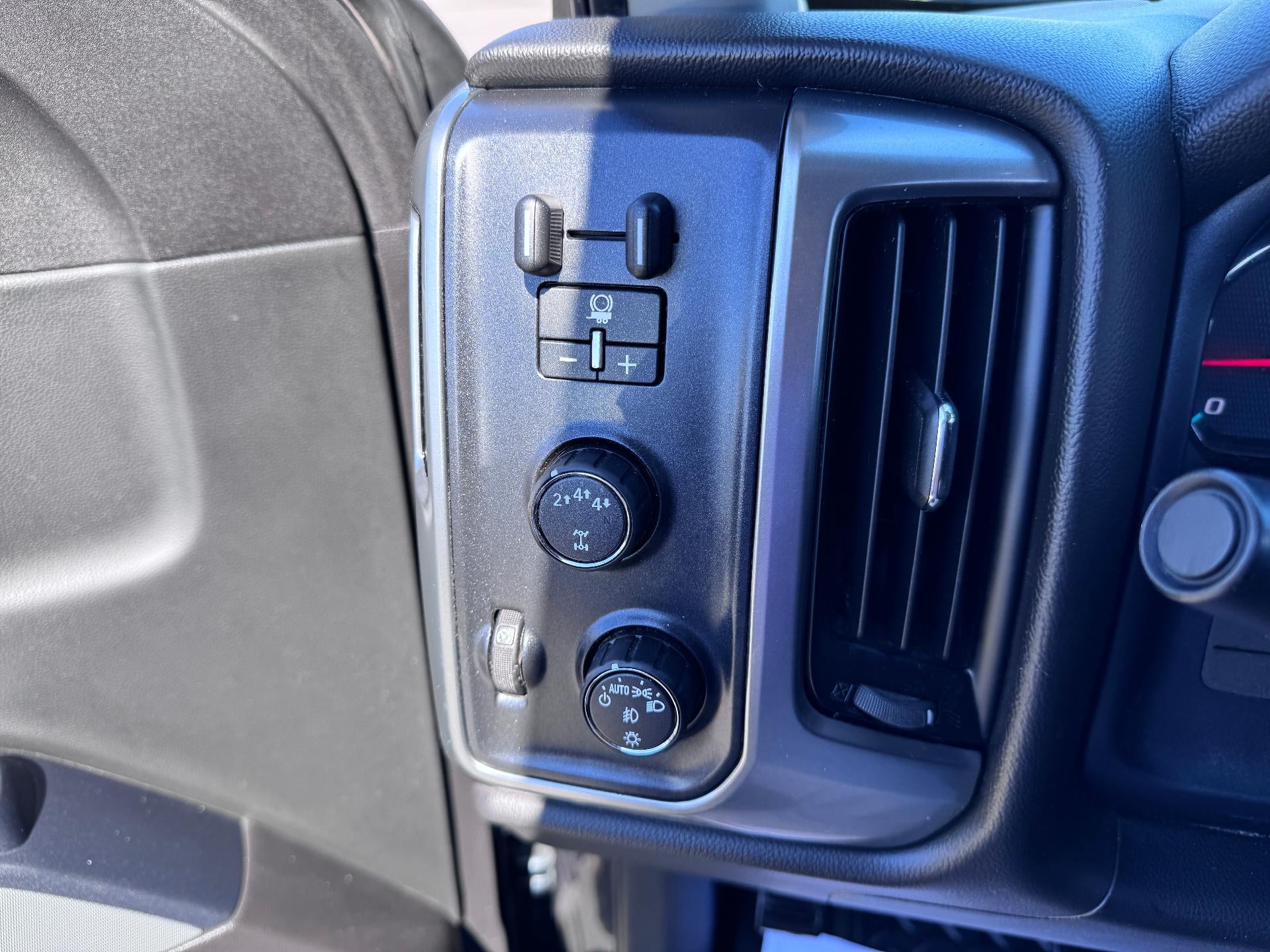 2017 Chevrolet Silverado 2500 HD LT / DOUBLE CAB / DMAX DIESEL / Z71 OFF ROAD / STANDARD BOX / 1 OWNER / LOCAL TRADE