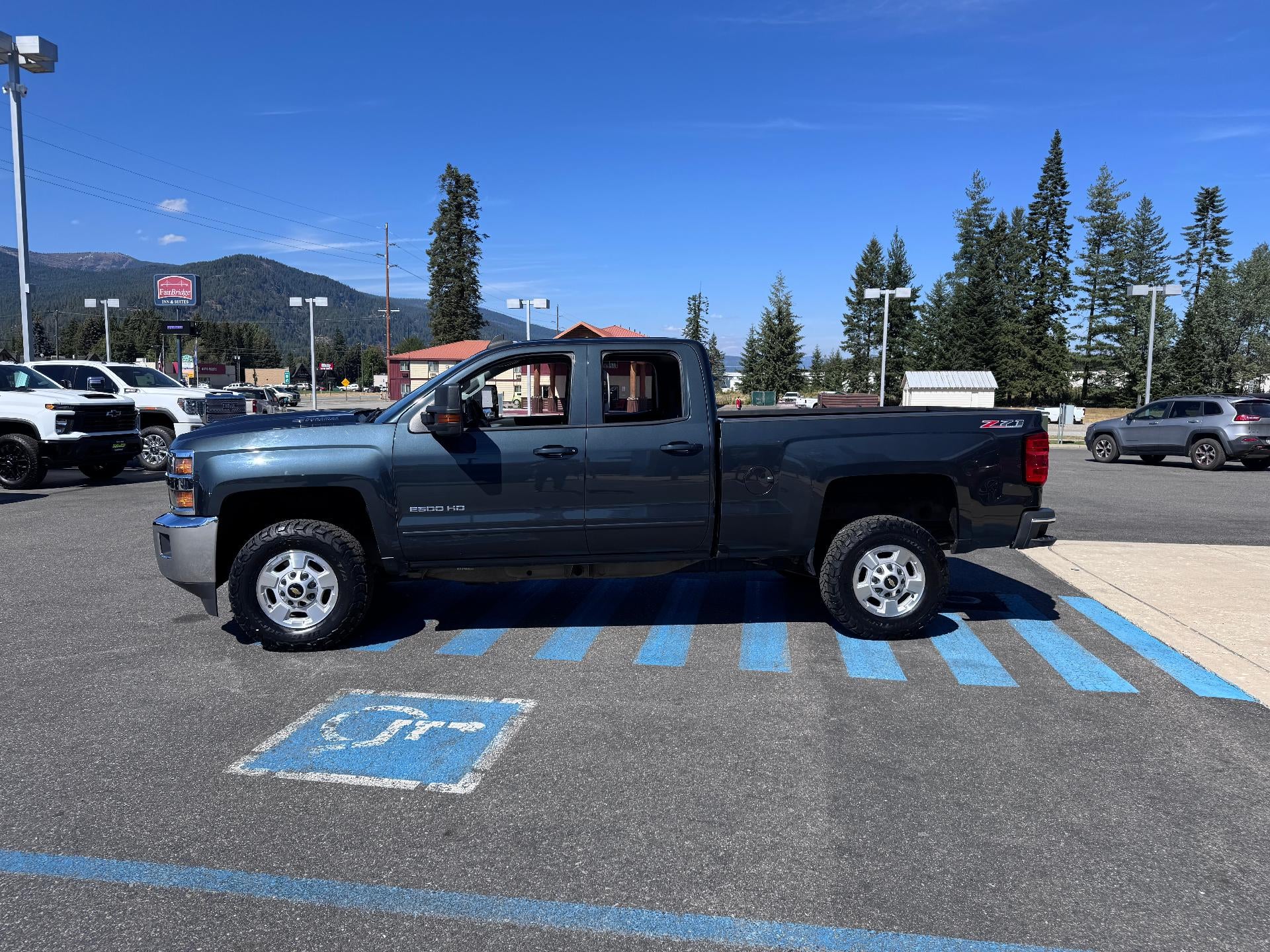 2017 Chevrolet Silverado 2500 HD LT / DOUBLE CAB / DMAX DIESEL / Z71 OFF ROAD / STANDARD BOX / 1 OWNER / LOCAL TRADE