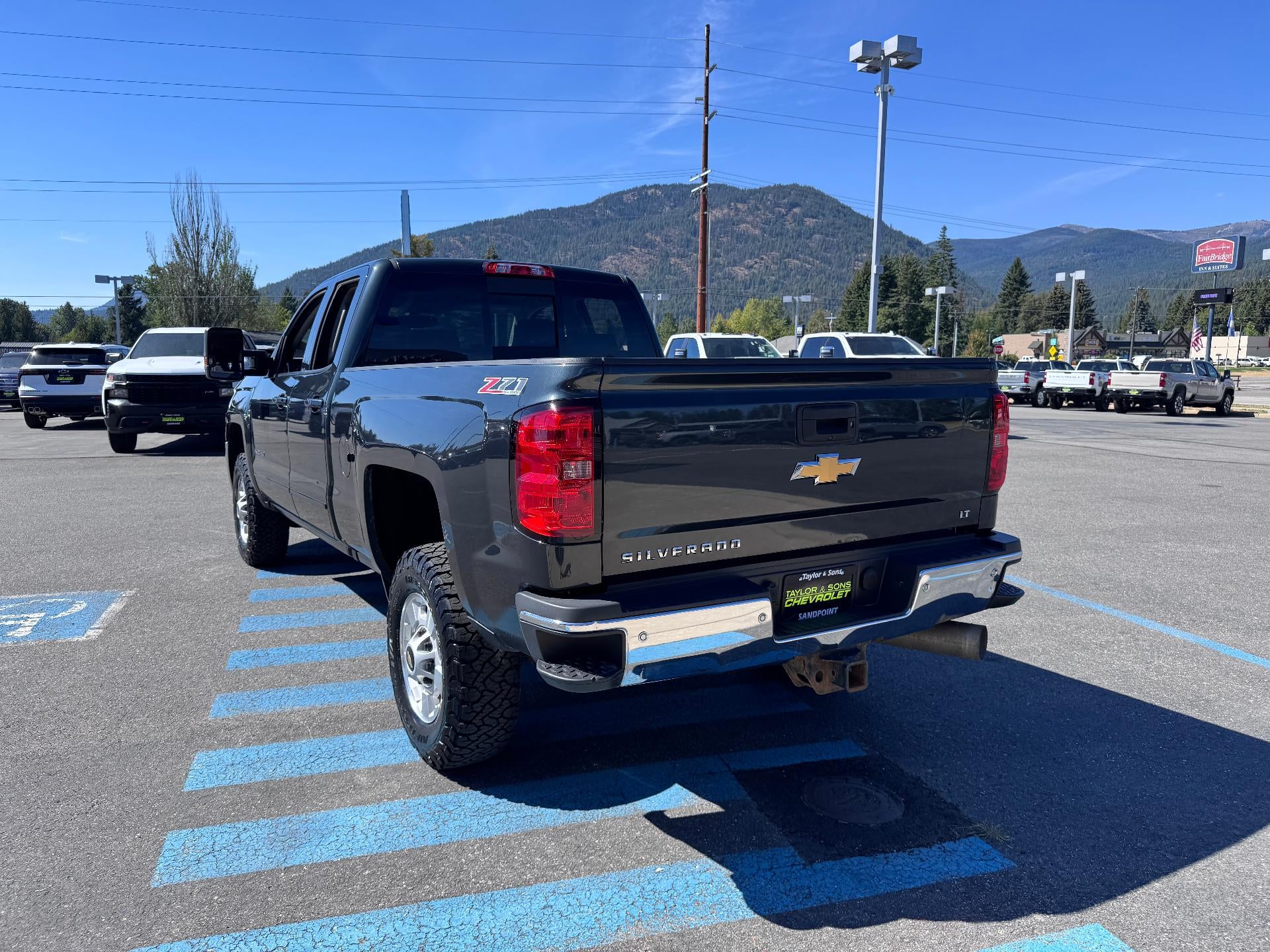 2017 Chevrolet Silverado 2500 HD LT / DOUBLE CAB / DMAX DIESEL / Z71 OFF ROAD / STANDARD BOX / 1 OWNER / LOCAL TRADE