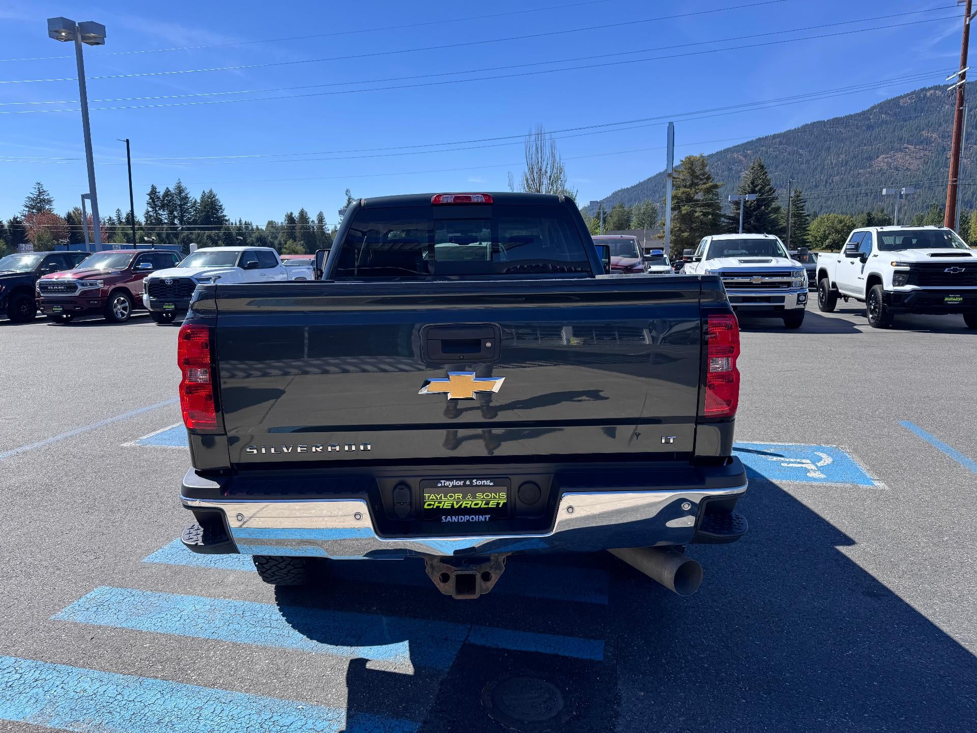 2017 Chevrolet Silverado 2500 HD LT / DOUBLE CAB / DMAX DIESEL / Z71 OFF ROAD / STANDARD BOX / 1 OWNER / LOCAL TRADE