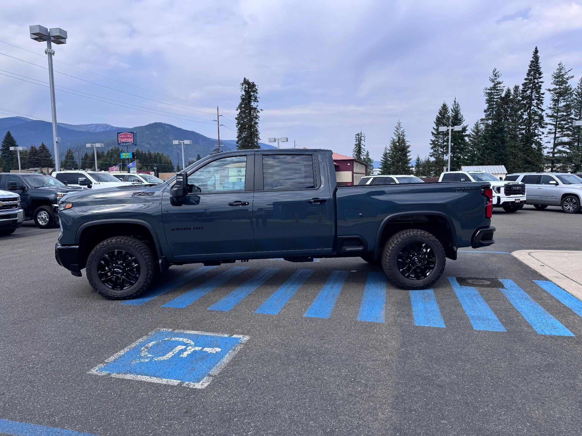2026 Chevrolet Silverado 2500 HD LT / TRAIL BOSS / CREW / 6.6 LITER GAS V8 / LEATHER / ADAPTIVE CRUISE / STANDARD BOX