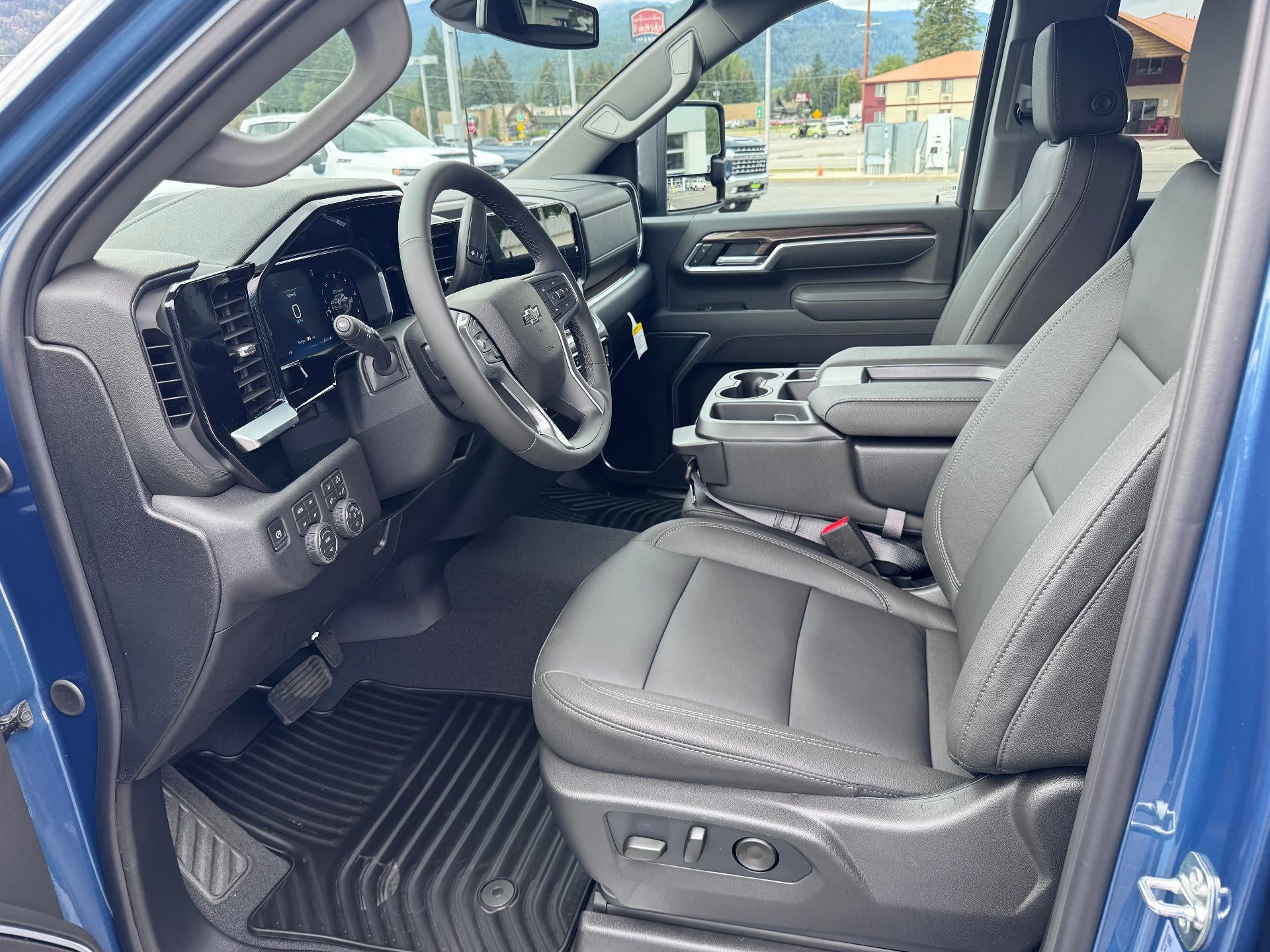 2026 Chevrolet Silverado 2500 HD LT / TRAIL BOSS / CREW / 6.6 LITER GAS V8 / LEATHER / ADAPTIVE CRUISE / STANDARD BOX