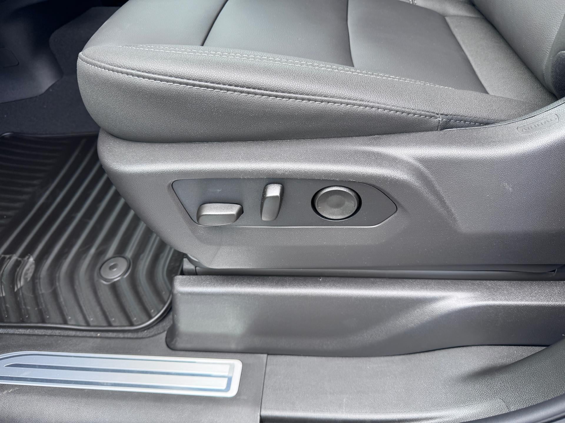 2026 Chevrolet Silverado 2500 HD LT / TRAIL BOSS / CREW / 6.6 LITER GAS V8 / LEATHER / ADAPTIVE CRUISE / STANDARD BOX