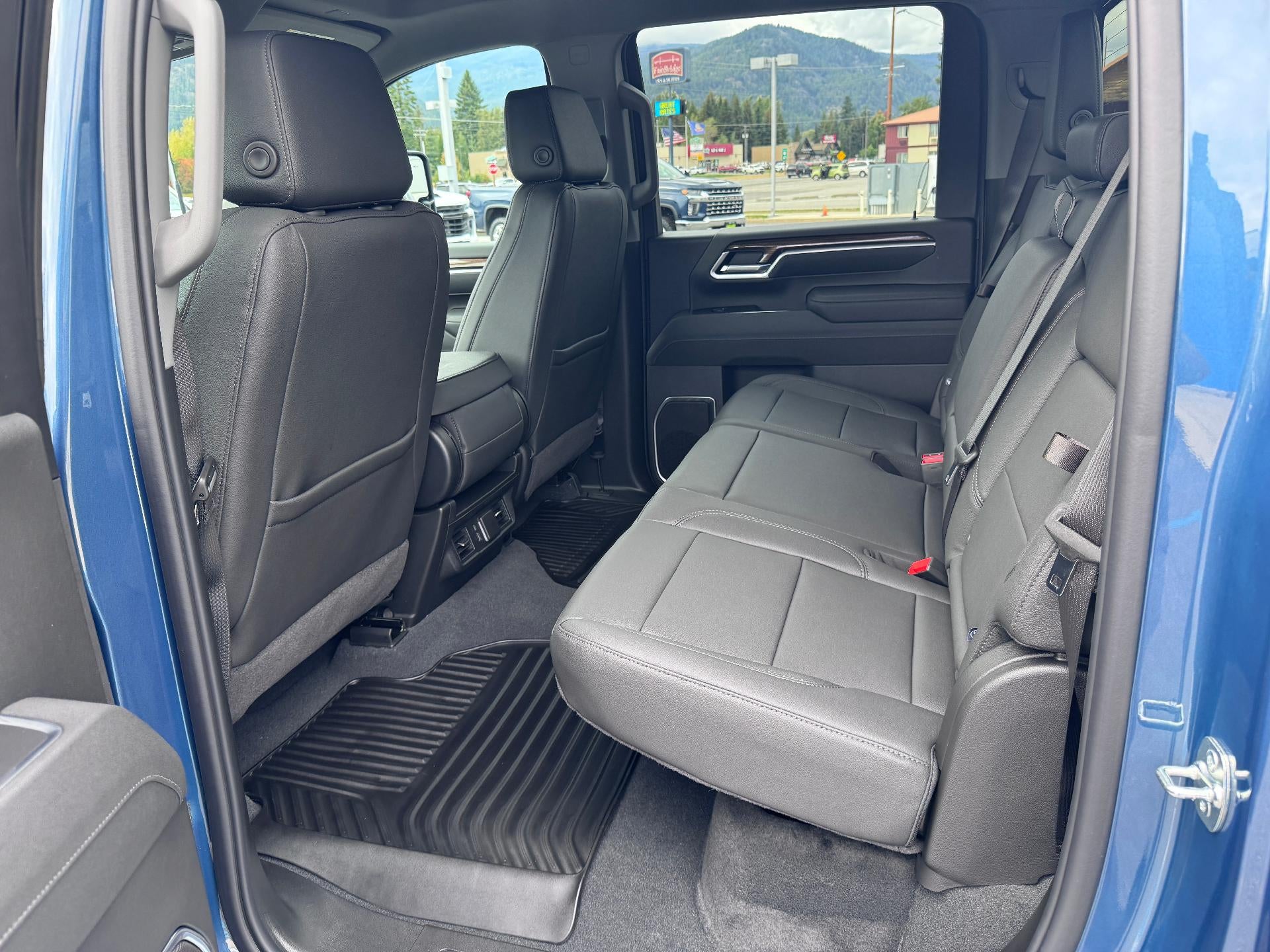2026 Chevrolet Silverado 2500 HD LT / TRAIL BOSS / CREW / 6.6 LITER GAS V8 / LEATHER / ADAPTIVE CRUISE / STANDARD BOX