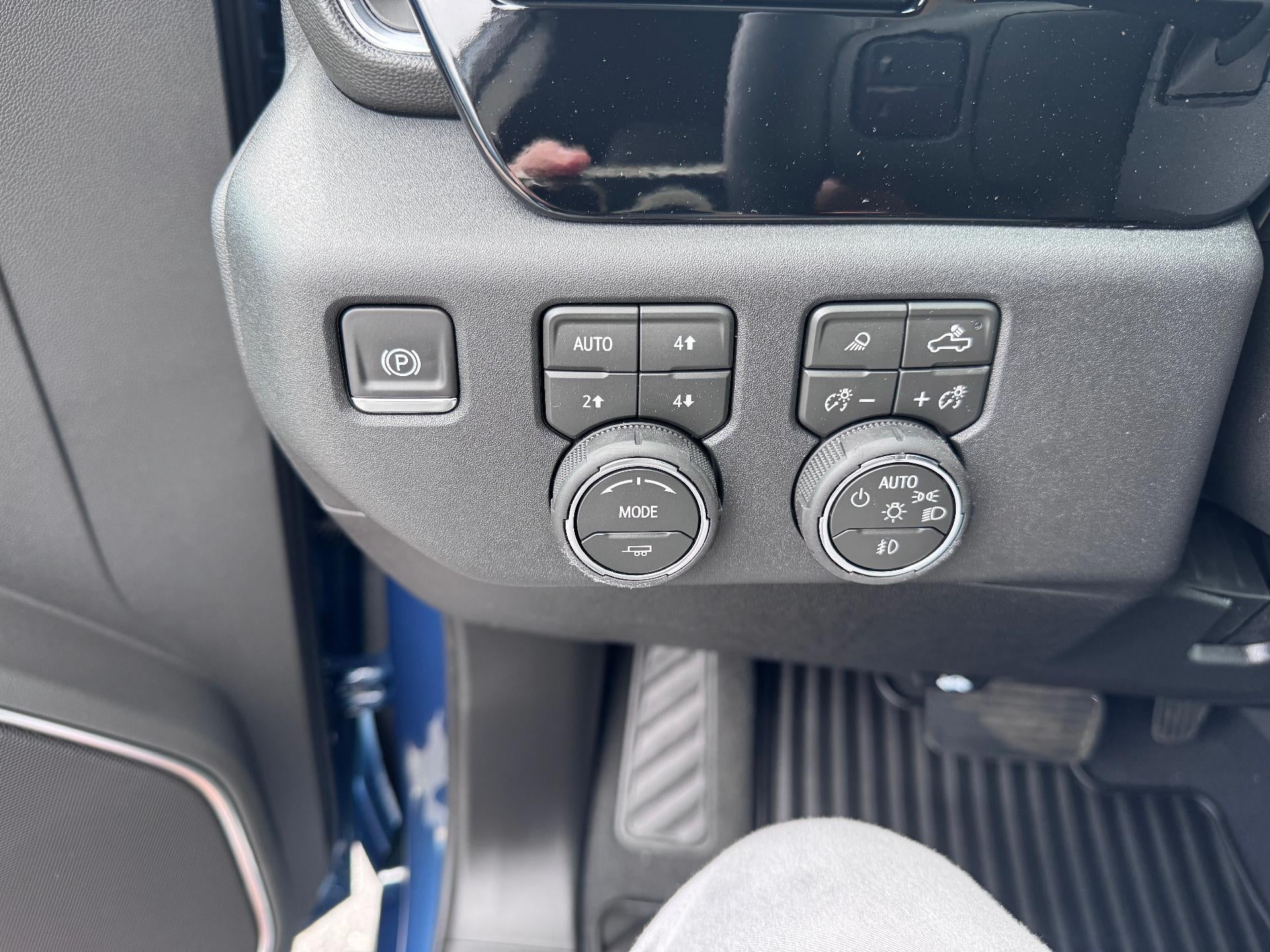 2026 Chevrolet Silverado 2500 HD LT / TRAIL BOSS / CREW / 6.6 LITER GAS V8 / LEATHER / ADAPTIVE CRUISE / STANDARD BOX