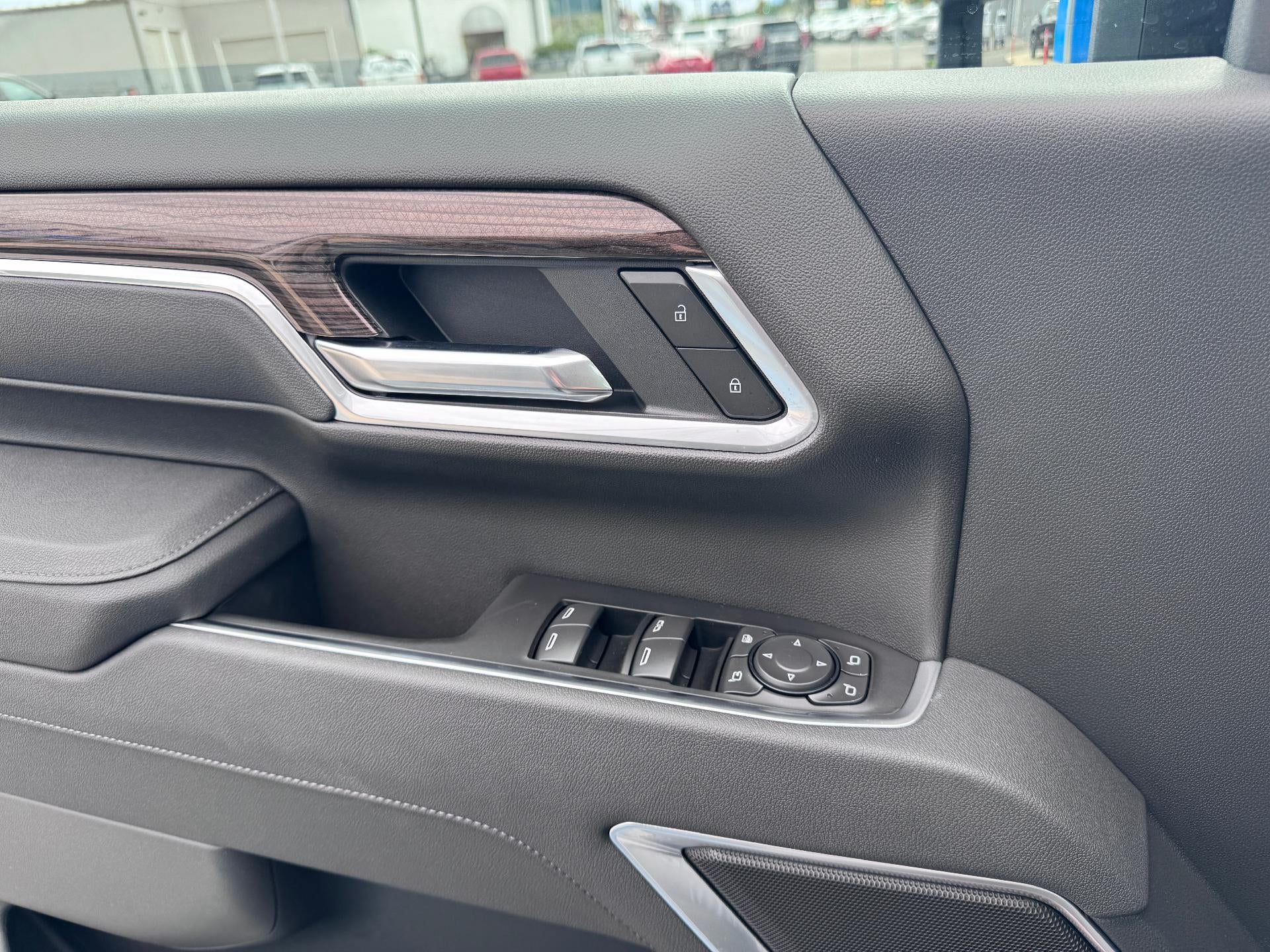 2026 Chevrolet Silverado 2500 HD LT / TRAIL BOSS / CREW / 6.6 LITER GAS V8 / LEATHER / ADAPTIVE CRUISE / STANDARD BOX