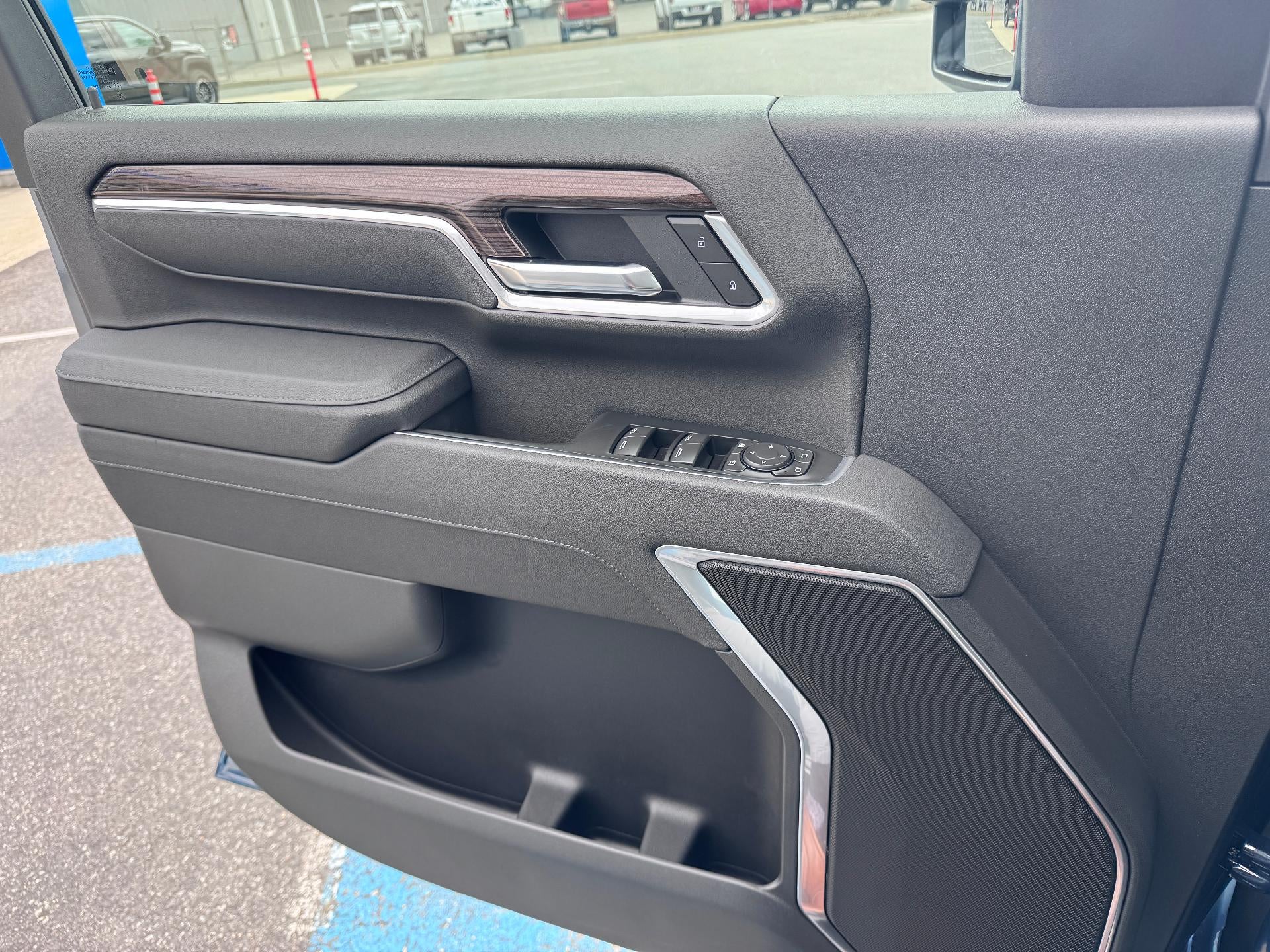 2026 Chevrolet Silverado 2500 HD LT / TRAIL BOSS / CREW / 6.6 LITER GAS V8 / LEATHER / ADAPTIVE CRUISE / STANDARD BOX