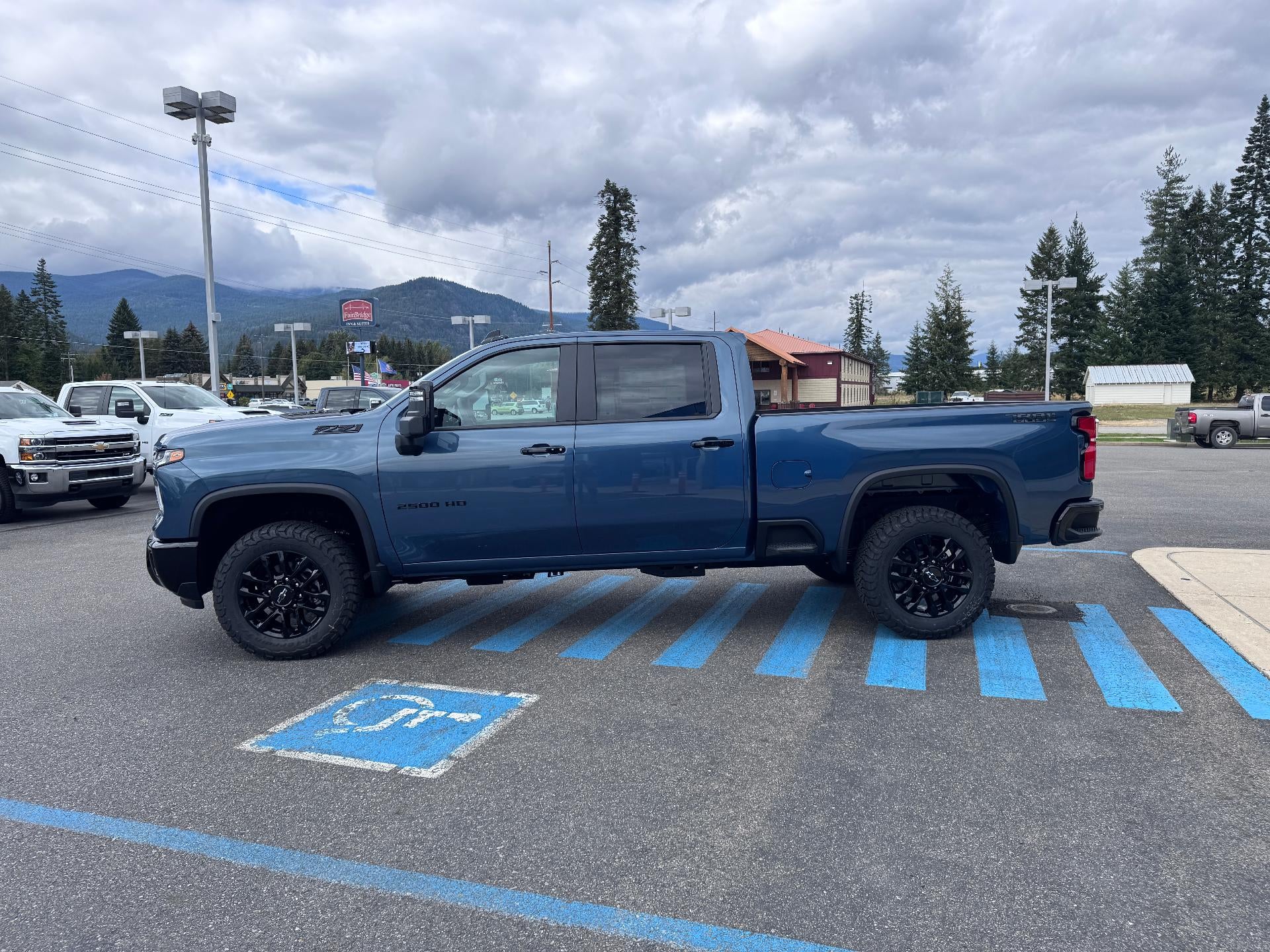 2026 Chevrolet Silverado 2500 HD LT / TRAIL BOSS / CREW / 6.6 LITER GAS V8 / LEATHER / ADAPTIVE CRUISE / STANDARD BOX
