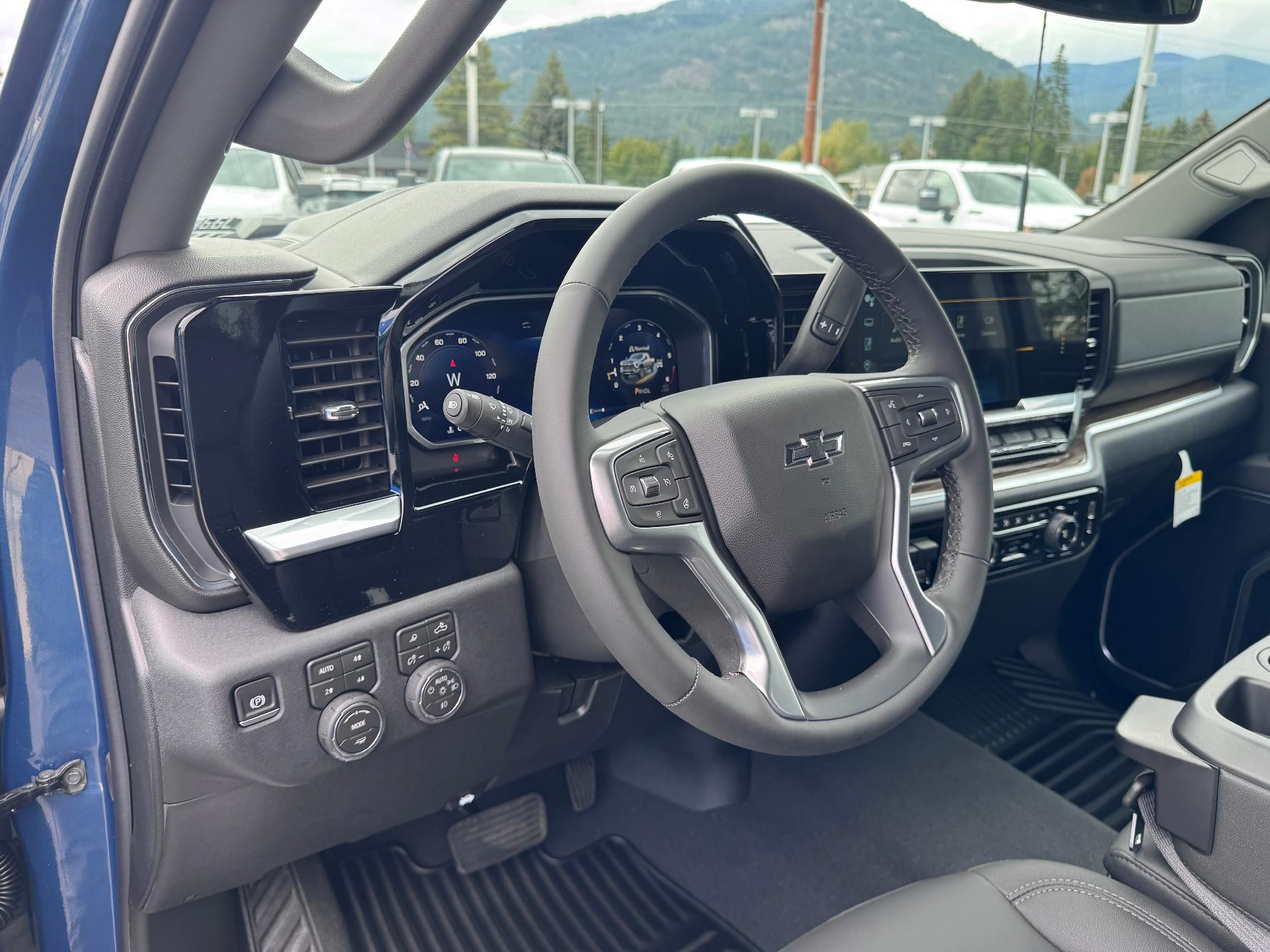 2026 Chevrolet Silverado 2500 HD LT / TRAIL BOSS / CREW / 6.6 LITER GAS V8 / LEATHER / ADAPTIVE CRUISE / STANDARD BOX