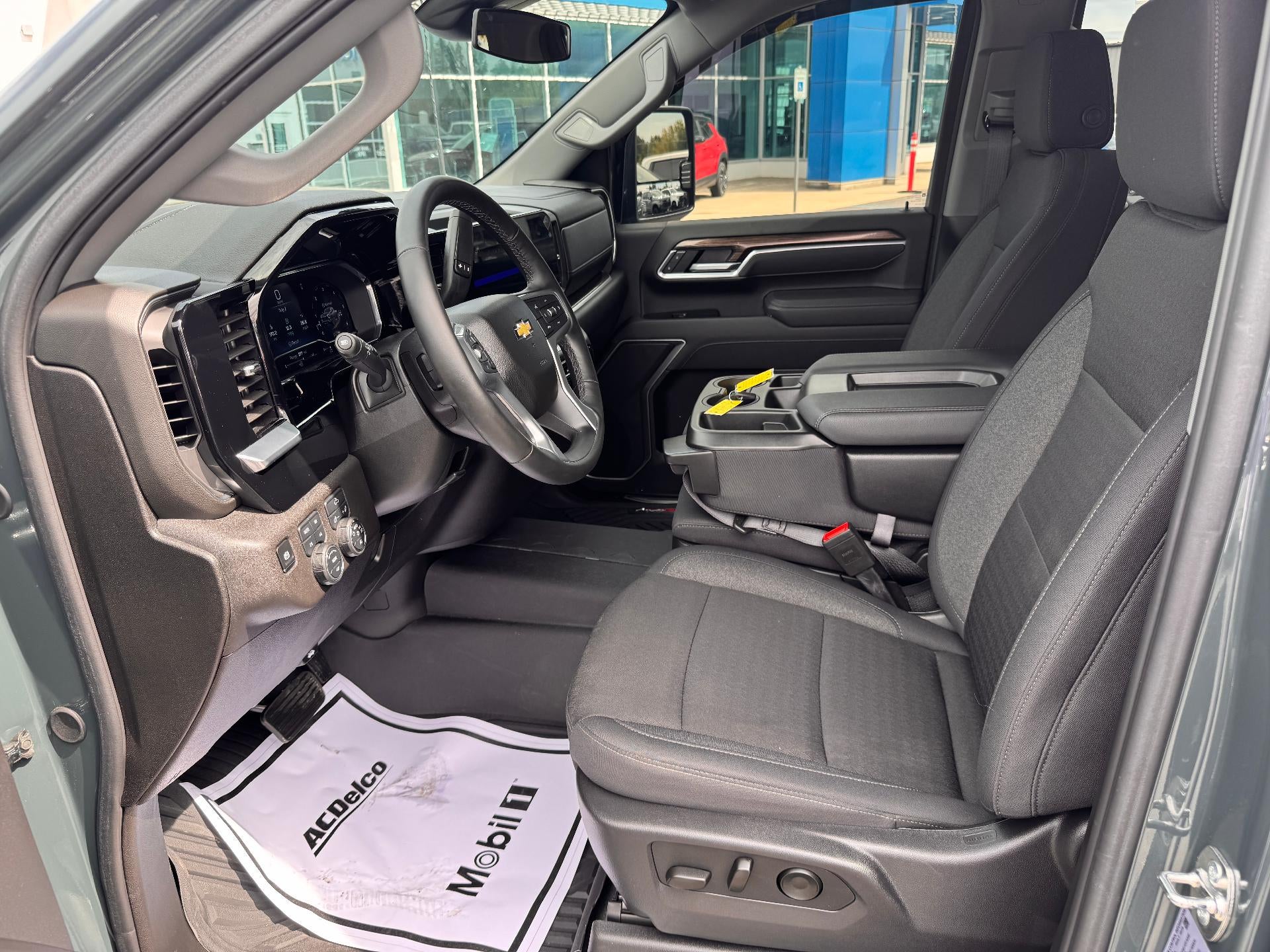 2025 Chevrolet Silverado 3500 HD LT / CREW / 6.6 LITER GAS V8 / Z71 OFF ROAD / ADAPTIVE CRUISE / LONG BOX / 1 OWNER / 5K MILES