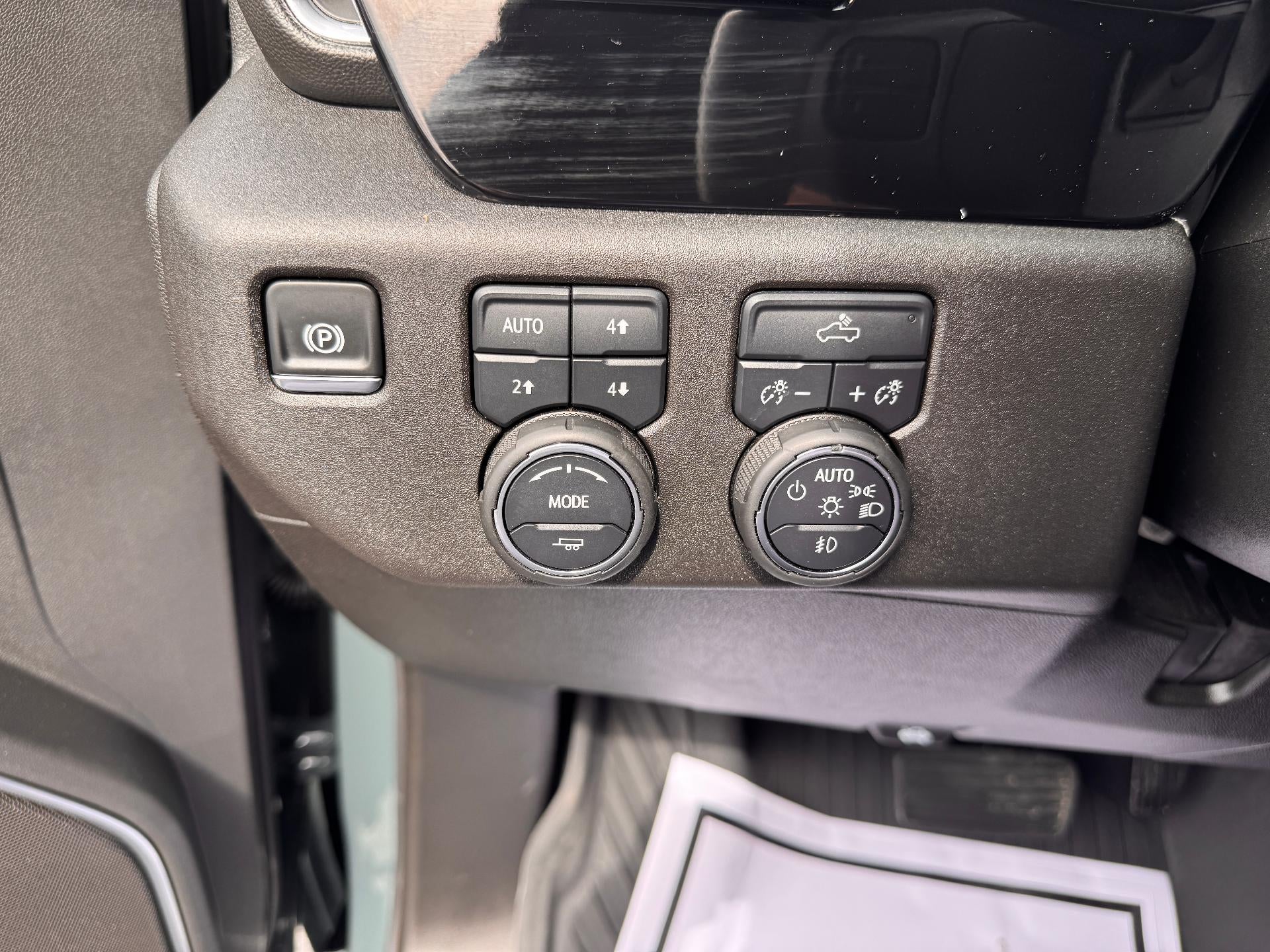 2025 Chevrolet Silverado 3500 HD LT / CREW / 6.6 LITER GAS V8 / Z71 OFF ROAD / ADAPTIVE CRUISE / LONG BOX / 1 OWNER / 5K MILES