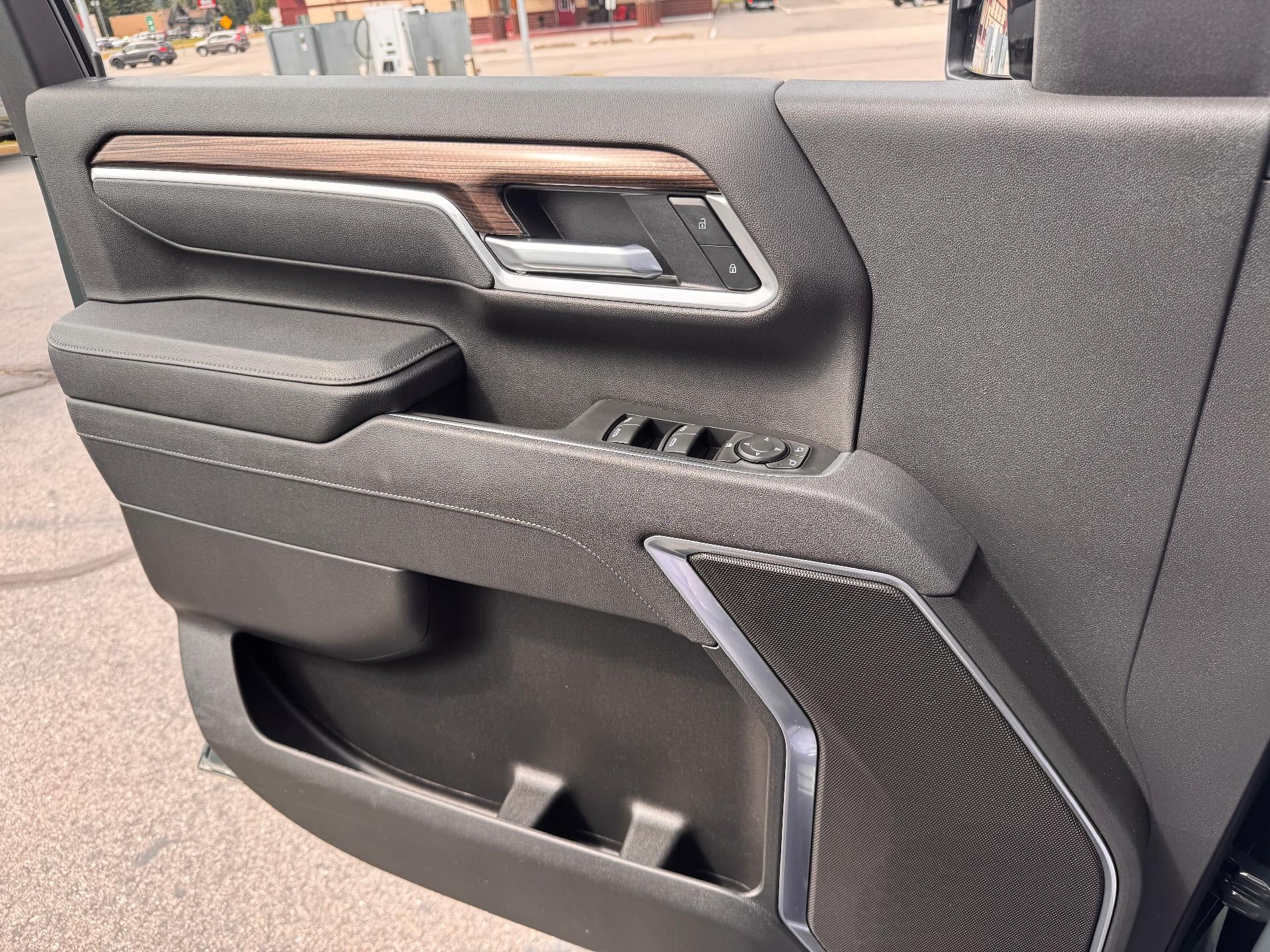 2025 Chevrolet Silverado 3500 HD LT / CREW / 6.6 LITER GAS V8 / Z71 OFF ROAD / ADAPTIVE CRUISE / LONG BOX / 1 OWNER / 5K MILES